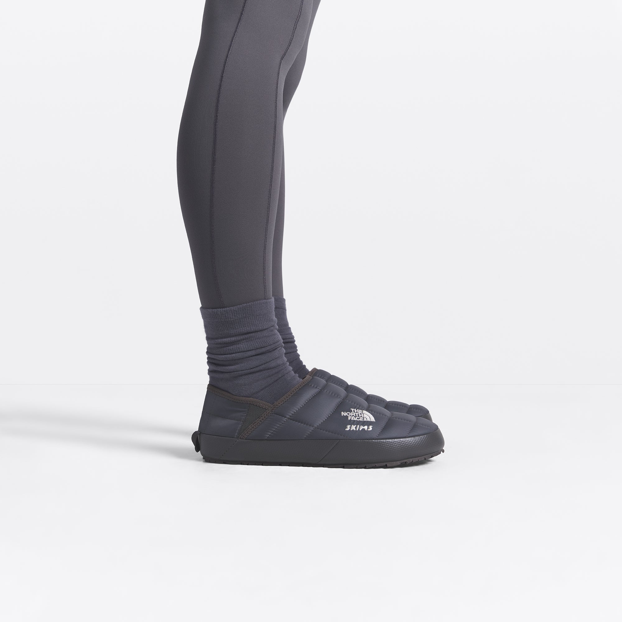 THE NORTH FACE X SKIMS THERMOBALL TRACTION MULE V | GUNMETAL - Sneaker Türkiye