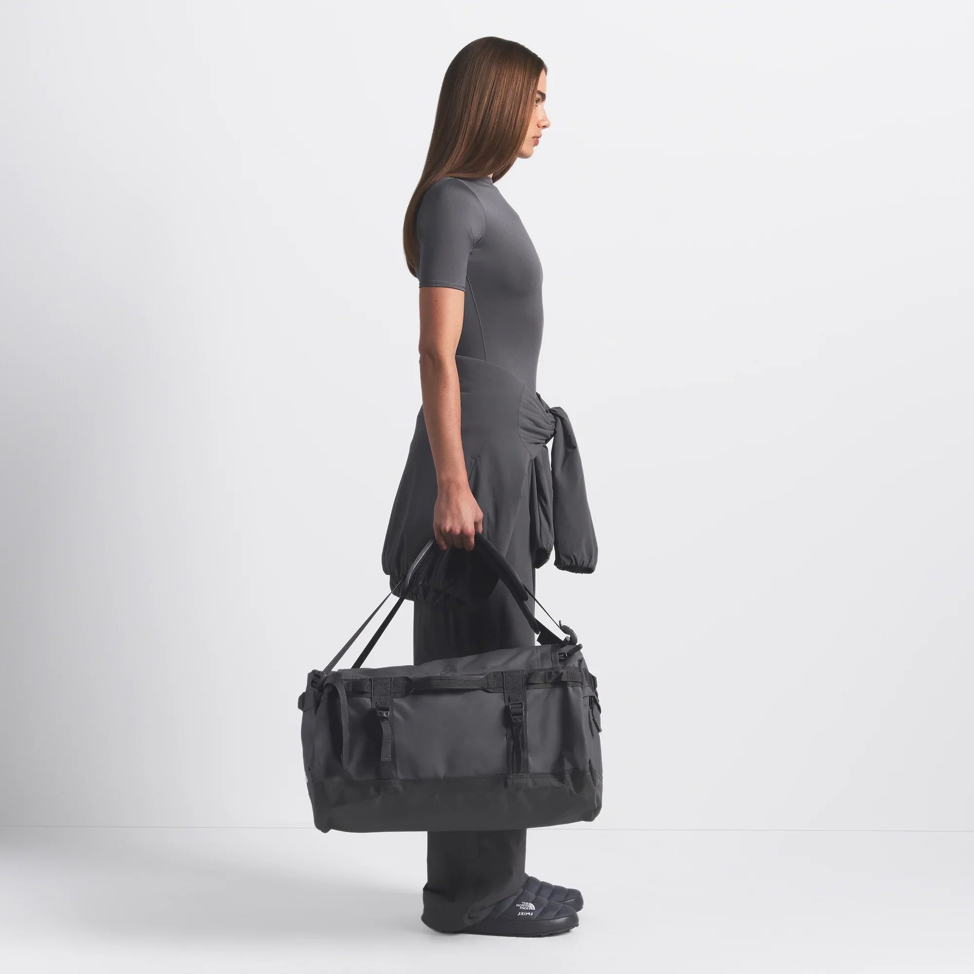 THE NORTH FACE X SKIMS SMALL BASE CAMP DUFFLE BAG | GUNMETAL - Sneaker Türkiye