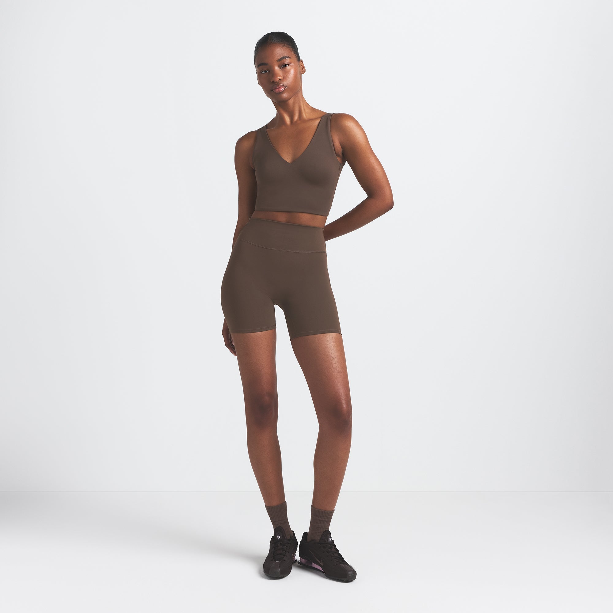 NikeSKIMS MATTE V-NECK BRA TOP | DARK SEPIA - Sneaker Türkiye