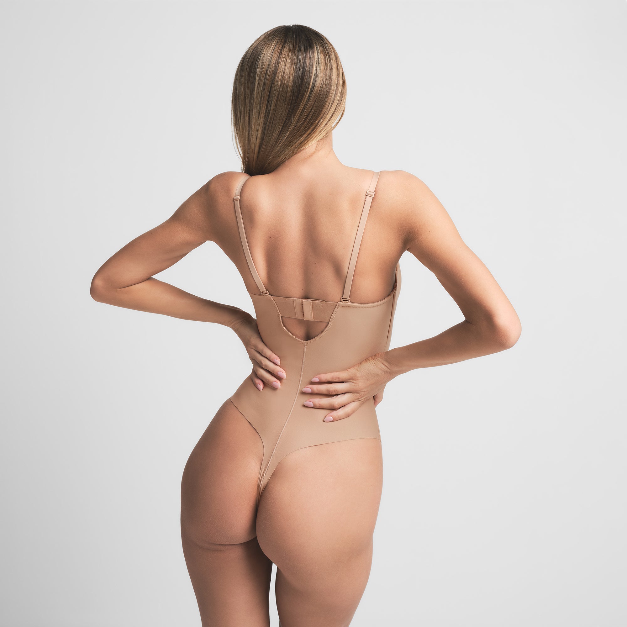 SKIMS BODY UNDERWIRE THONG BODYSUIT | CLAY - Sneaker Türkiye