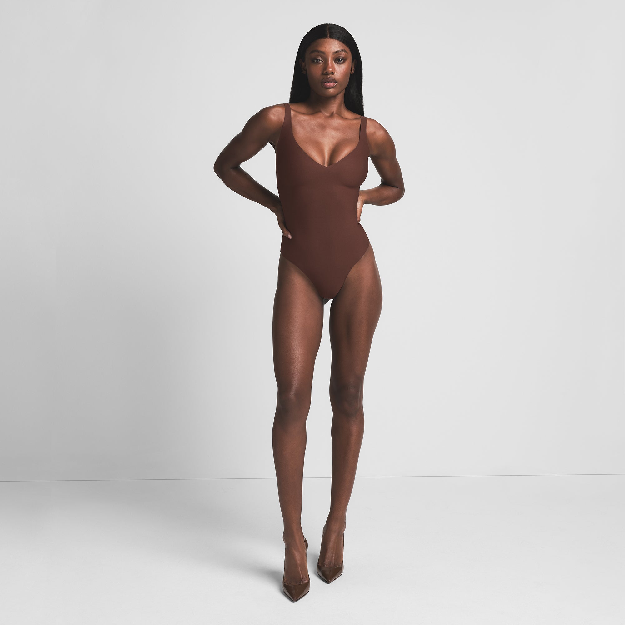 SKIMS BODY UNLINED PLUNGE THONG BODYSUIT | COCOA - Sneaker Türkiye