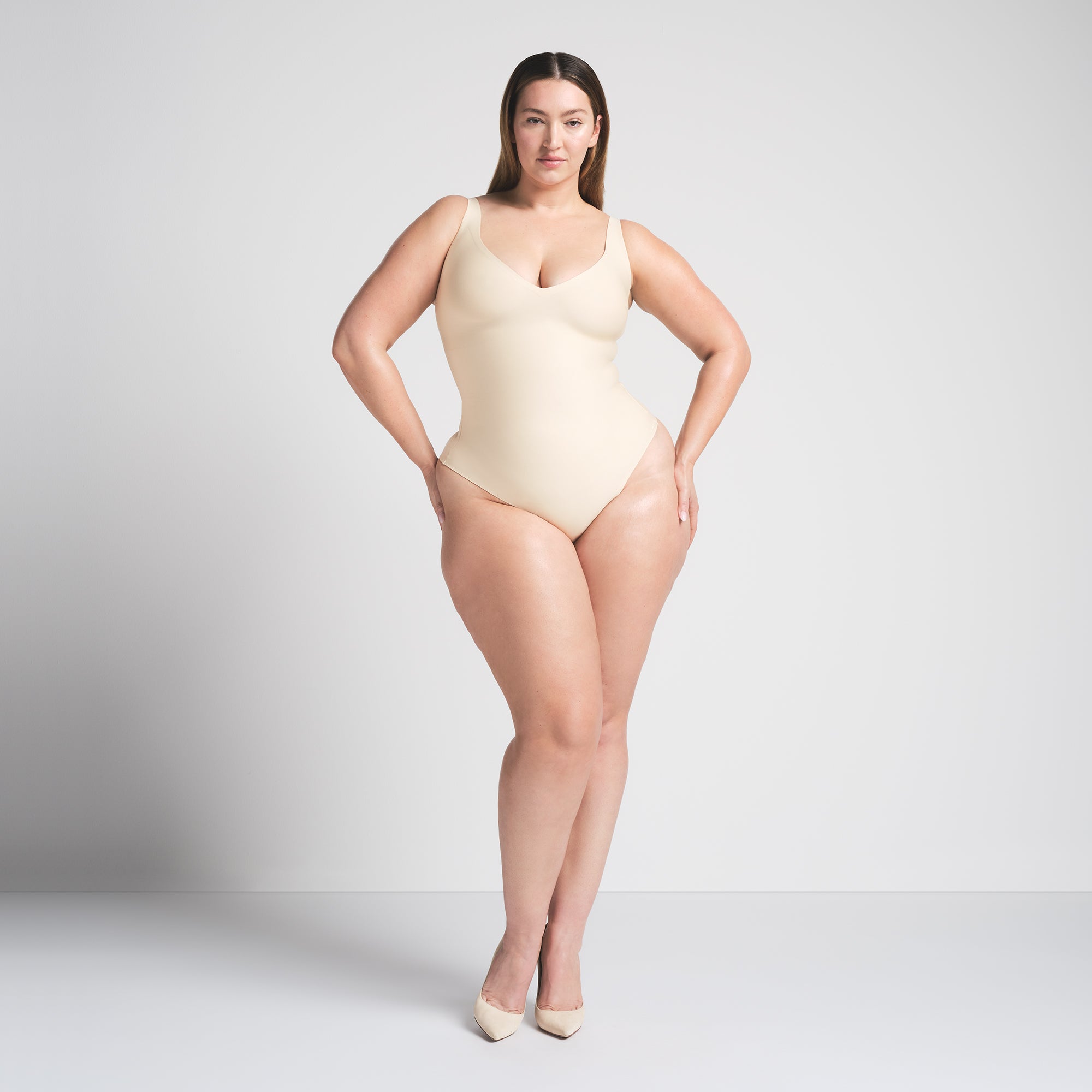 SKIMS BODY UNLINED PLUNGE THONG BODYSUIT | SAND - Sneaker Türkiye