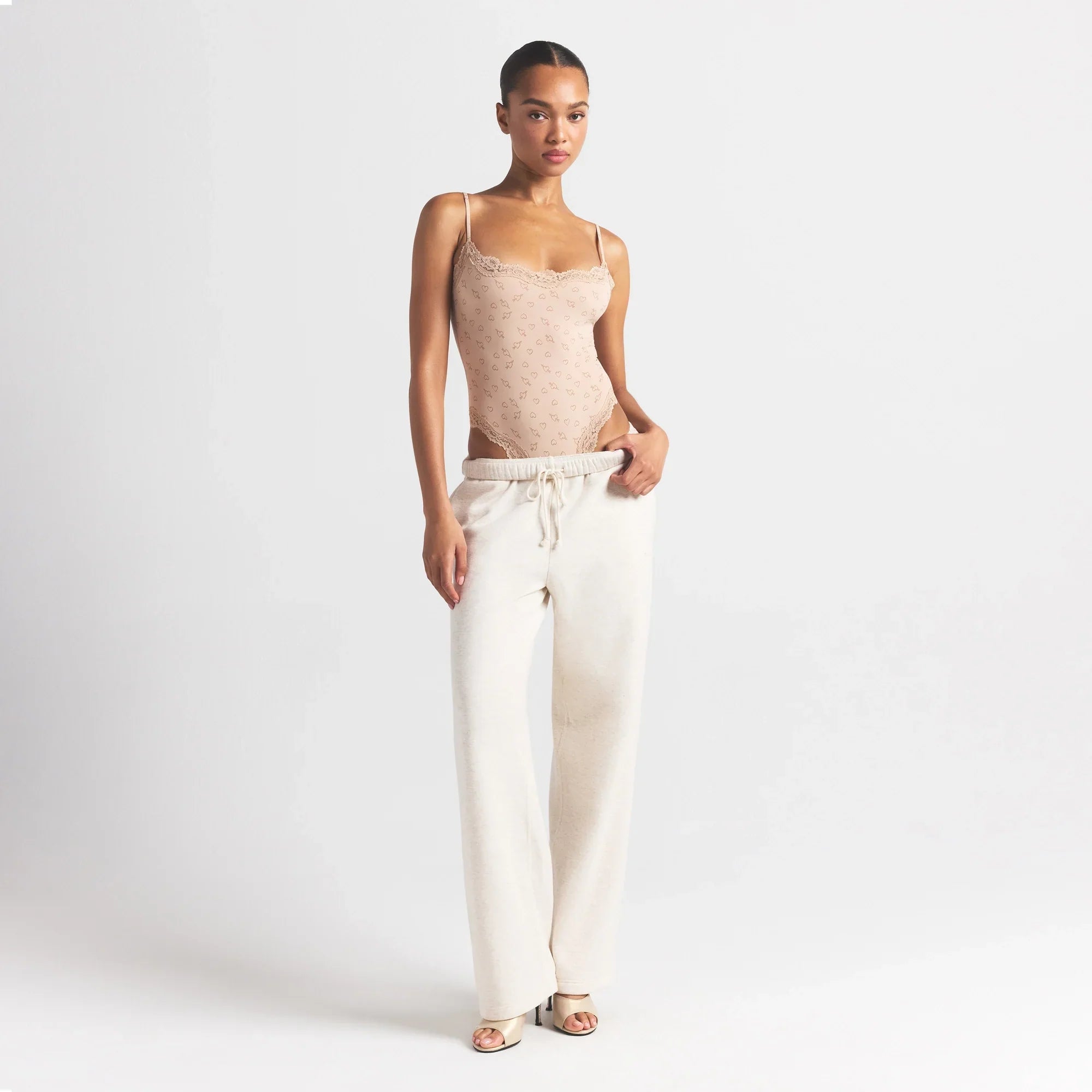 SKIMS FITS EVERYBODY LACE CAMI BODYSUIT | MICA SKETCHED HEARTS - Sneaker Türkiye