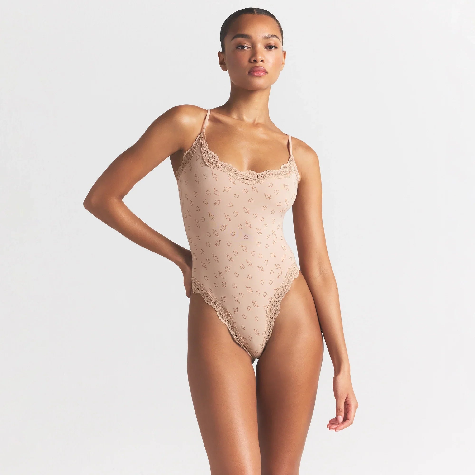 SKIMS FITS EVERYBODY LACE CAMI BODYSUIT | MICA SKETCHED HEARTS - Sneaker Türkiye