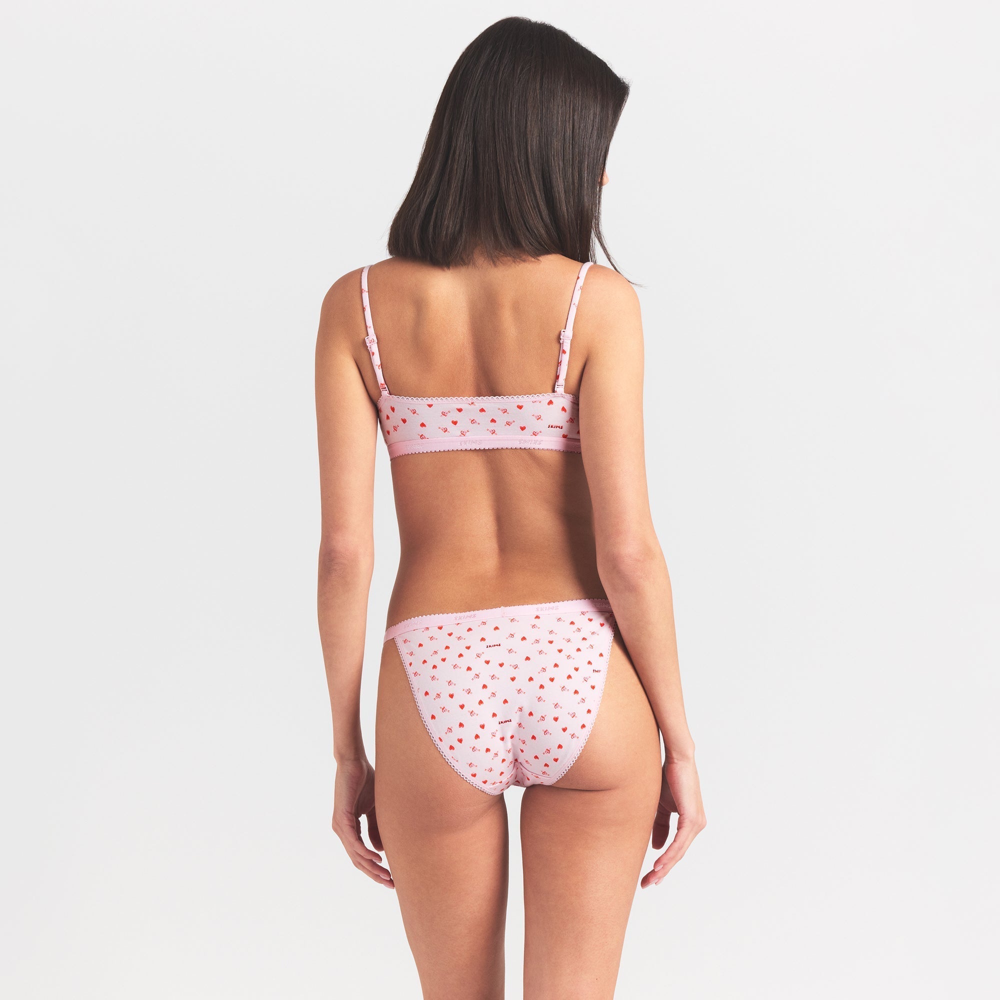 SKIMS LIGHTWEIGHT COTTON LOGO PICOT STRING BIKINI | BABY PINK ARROWED HEARTS - Sneaker Türkiye
