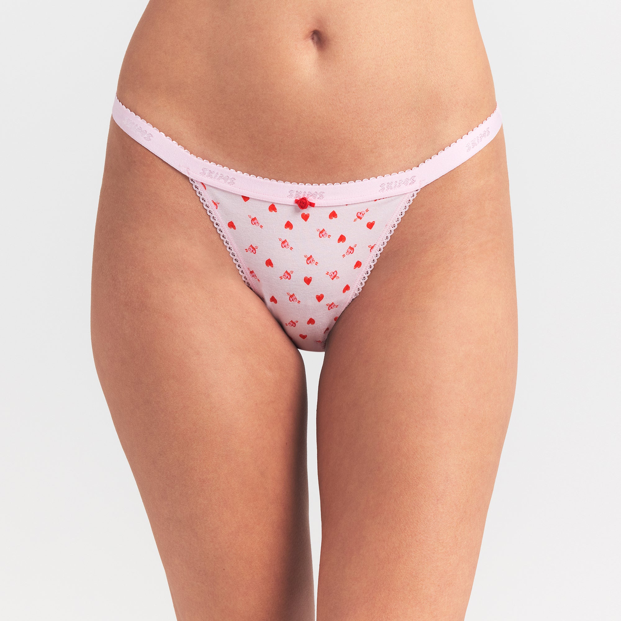 SKIMS LIGHTWEIGHT COTTON LOGO PICOT STRING BIKINI | BABY PINK ARROWED HEARTS - Sneaker Türkiye