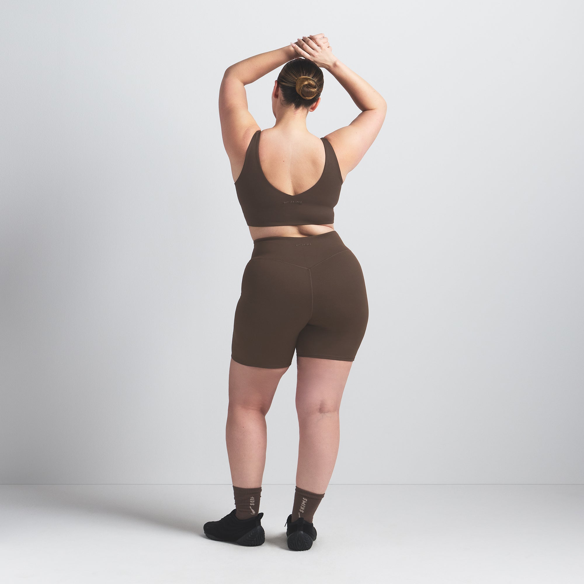 NikeSKIMS MATTE 5″ BIKER SHORT | DARK SEPIA - Sneaker Türkiye