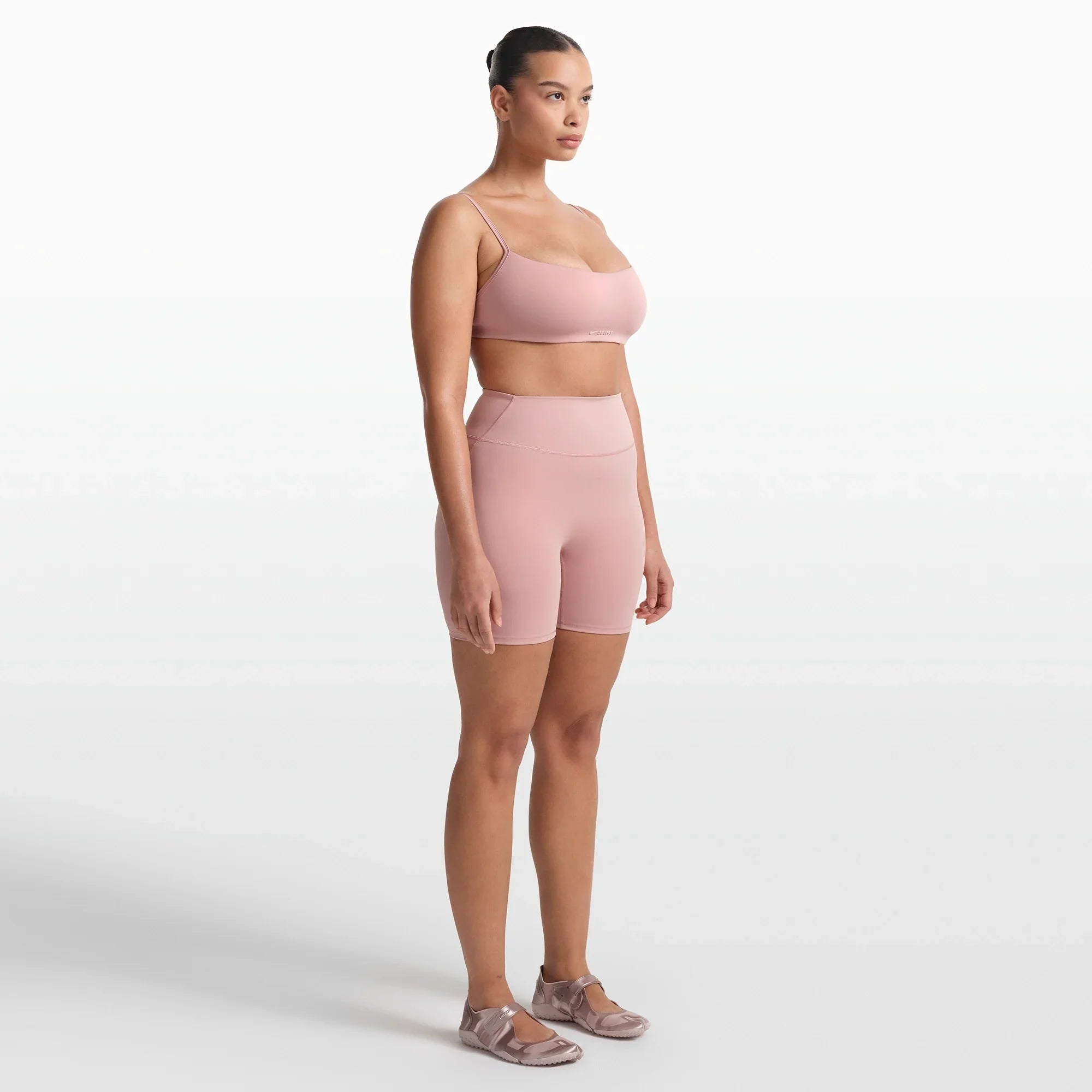 NikeSKIMS MATTE 5″ BIKER SHORT | HIMALAYAN - Sneaker Türkiye