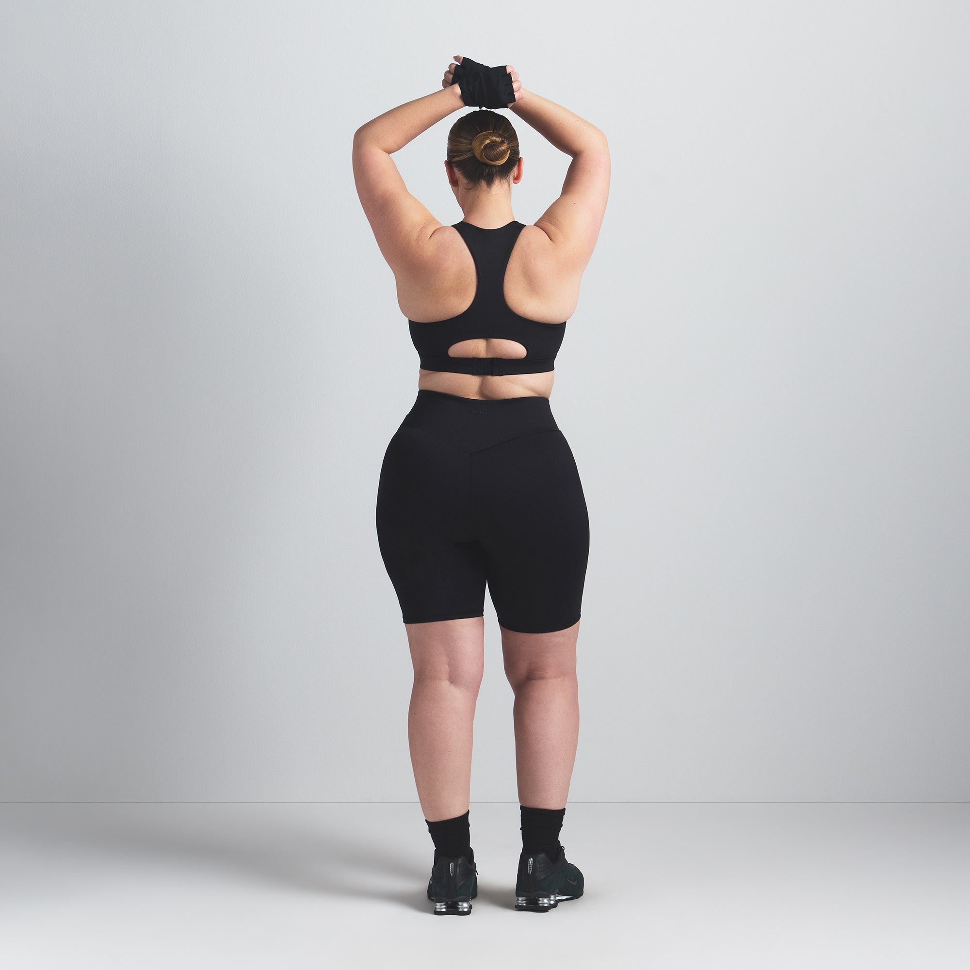 NikeSKIMS MATTE 7″ BIKER SHORT | OBSIDIAN - Sneaker Türkiye