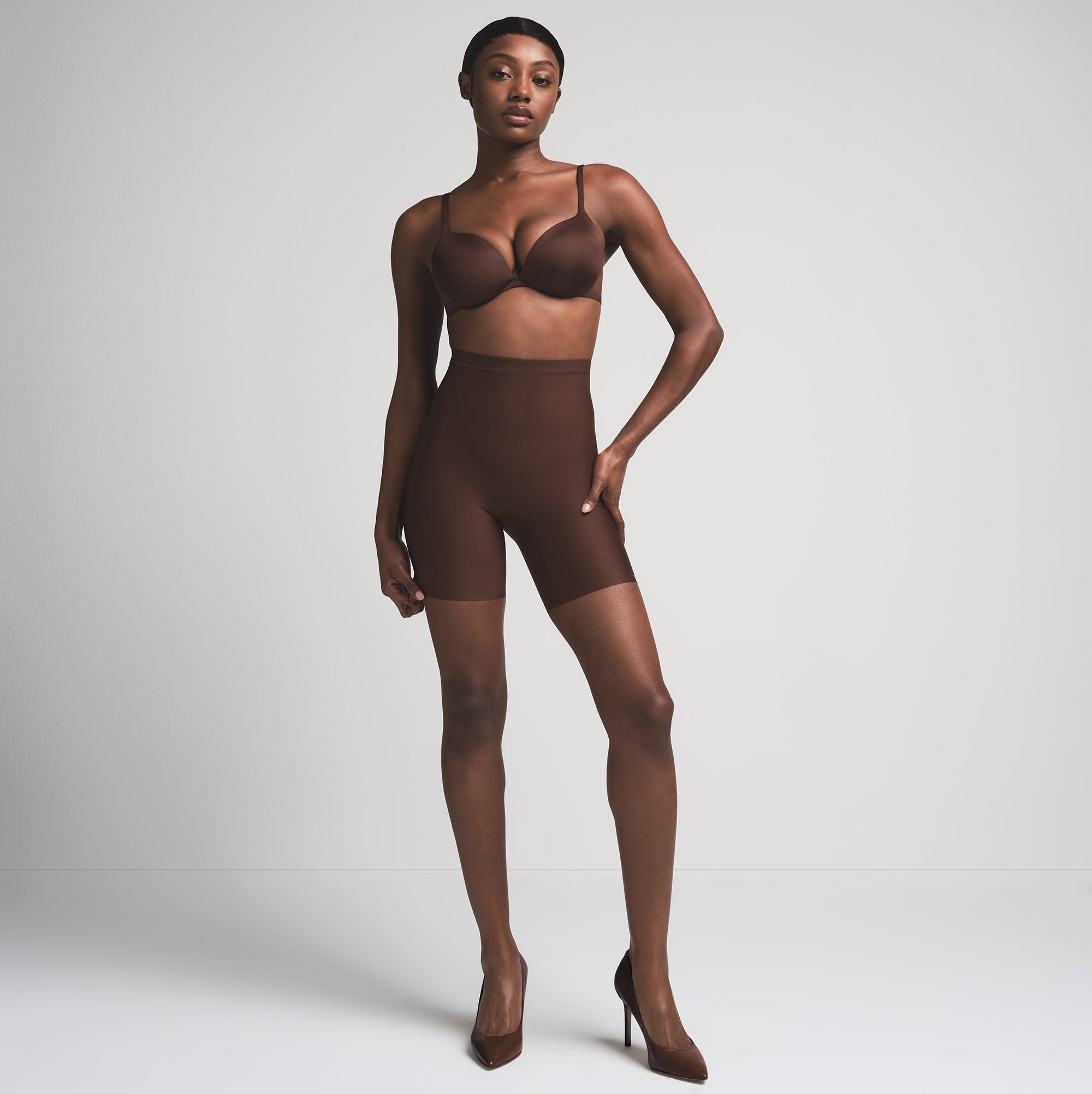 SKIMS BODY CORE SCULPT MID RISE SHORT | COCOA - Sneaker Türkiye