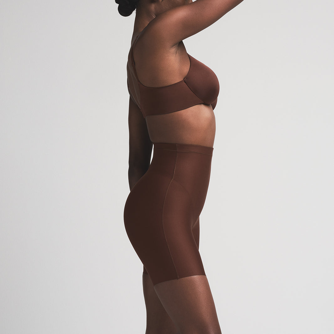 SKIMS BODY CORE SCULPT MID RISE SHORT | COCOA - Sneaker Türkiye