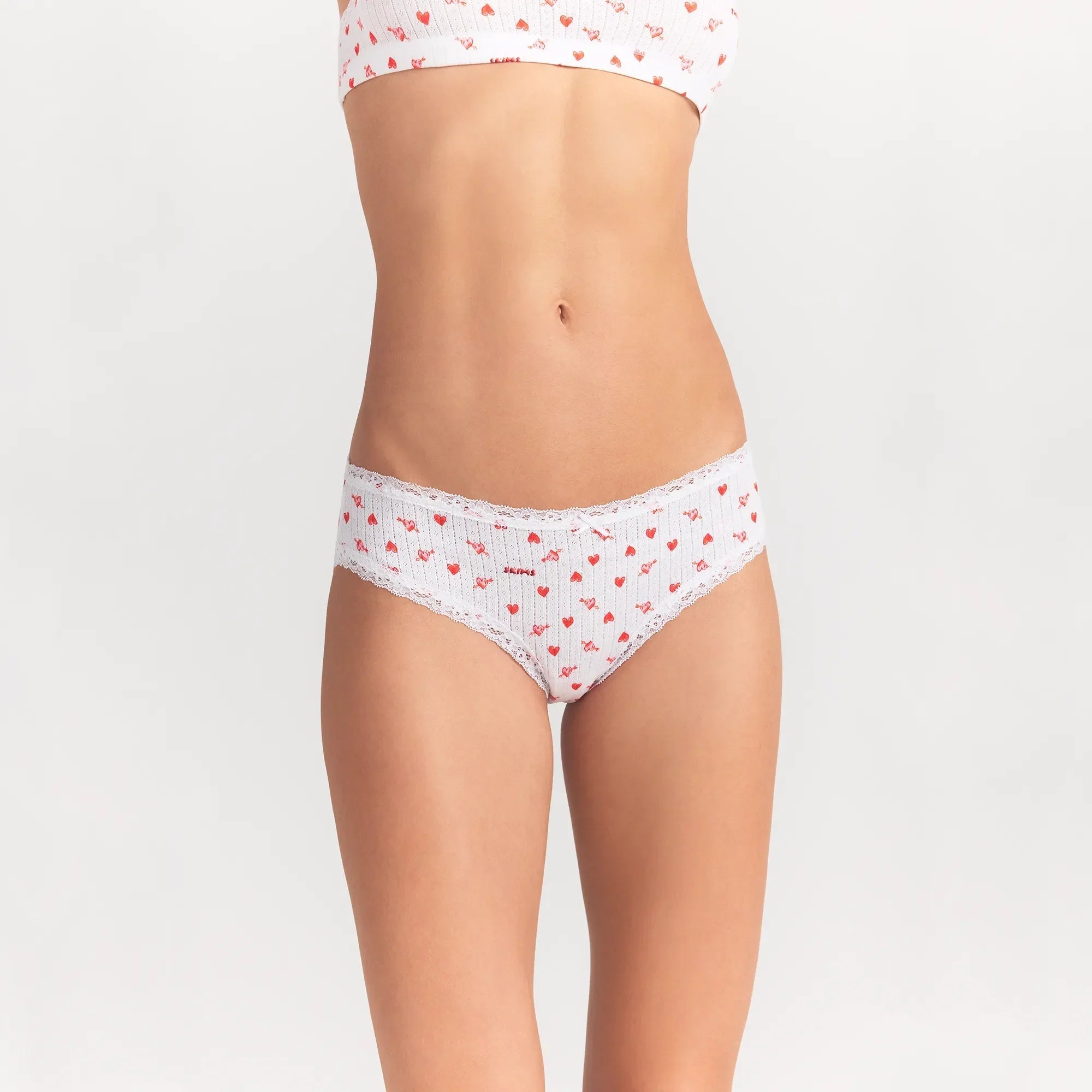 SKIMS LIGHTWEIGHT COTTON POINTELLE LACE BRIEF | SNOW ARROWED HEARTS - Sneaker Türkiye