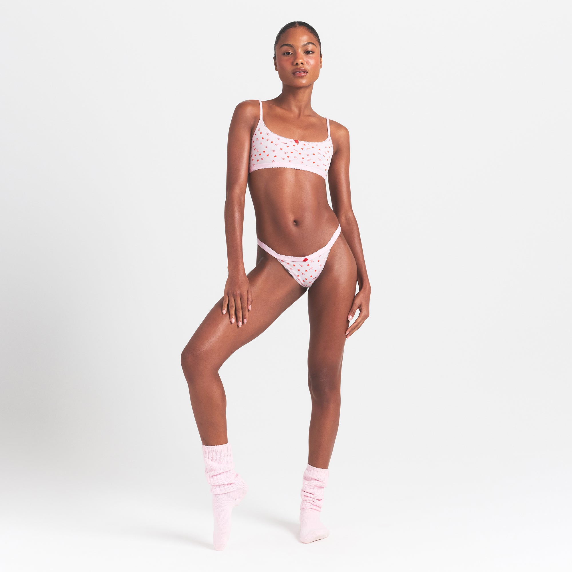 SKIMS LIGHTWEIGHT COTTON LOGO PICOT SCOOP BRALETTE | BABY PINK ARROWED HEARTS - Sneaker Türkiye