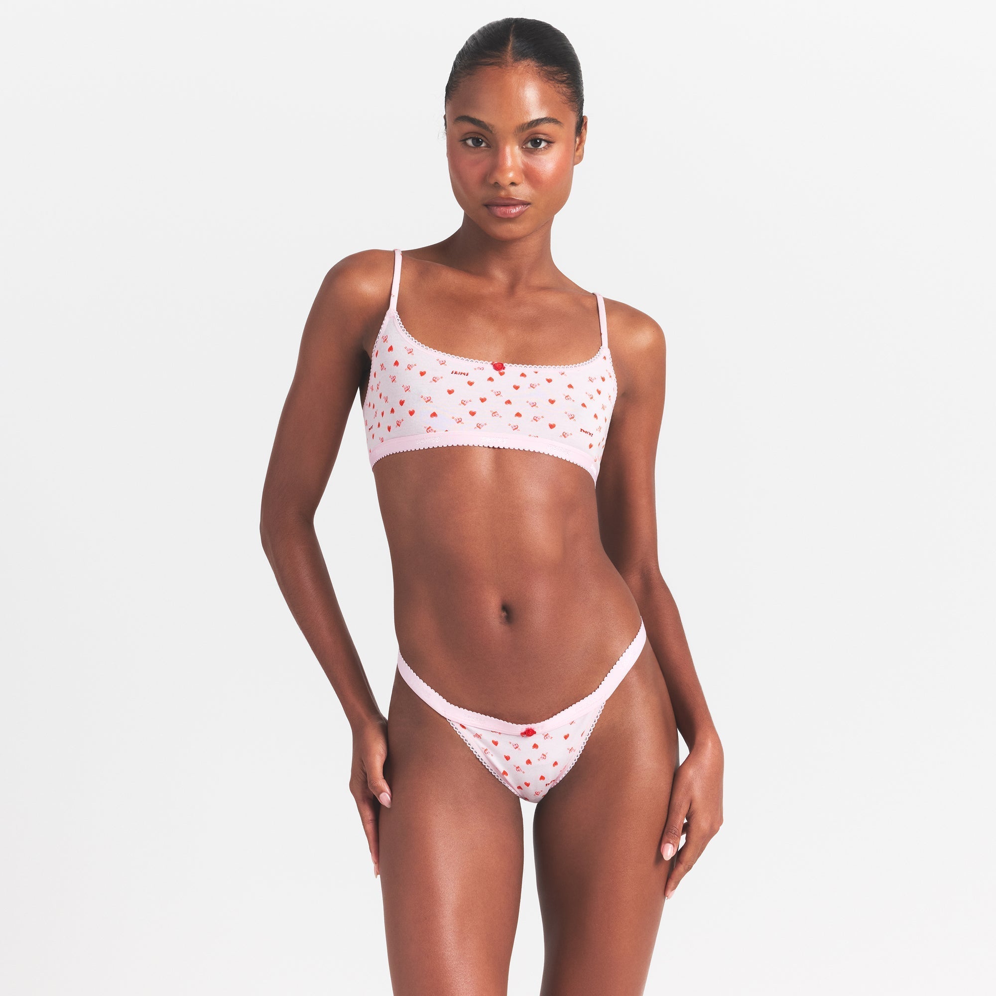 SKIMS LIGHTWEIGHT COTTON LOGO PICOT SCOOP BRALETTE | BABY PINK ARROWED HEARTS - Sneaker Türkiye