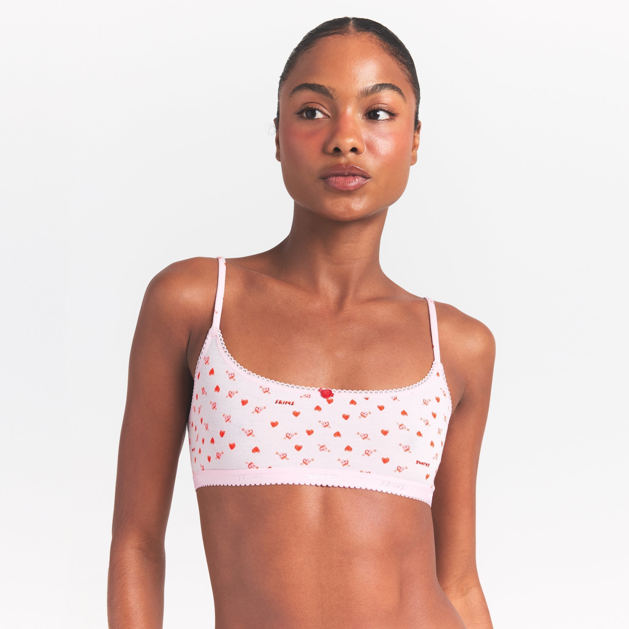 SKIMS LIGHTWEIGHT COTTON LOGO PICOT SCOOP BRALETTE | BABY PINK ARROWED HEARTS - Sneaker Türkiye