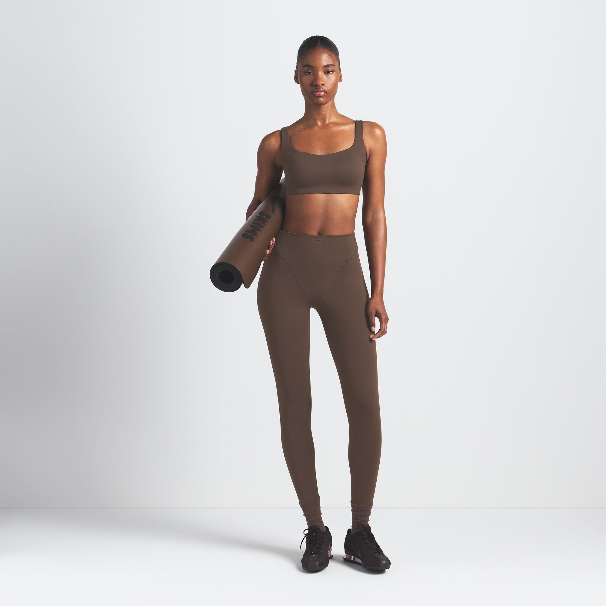 NikeSKIMS MATTE SCOOP NECK BRA | DARK SEPIA - Sneaker Türkiye