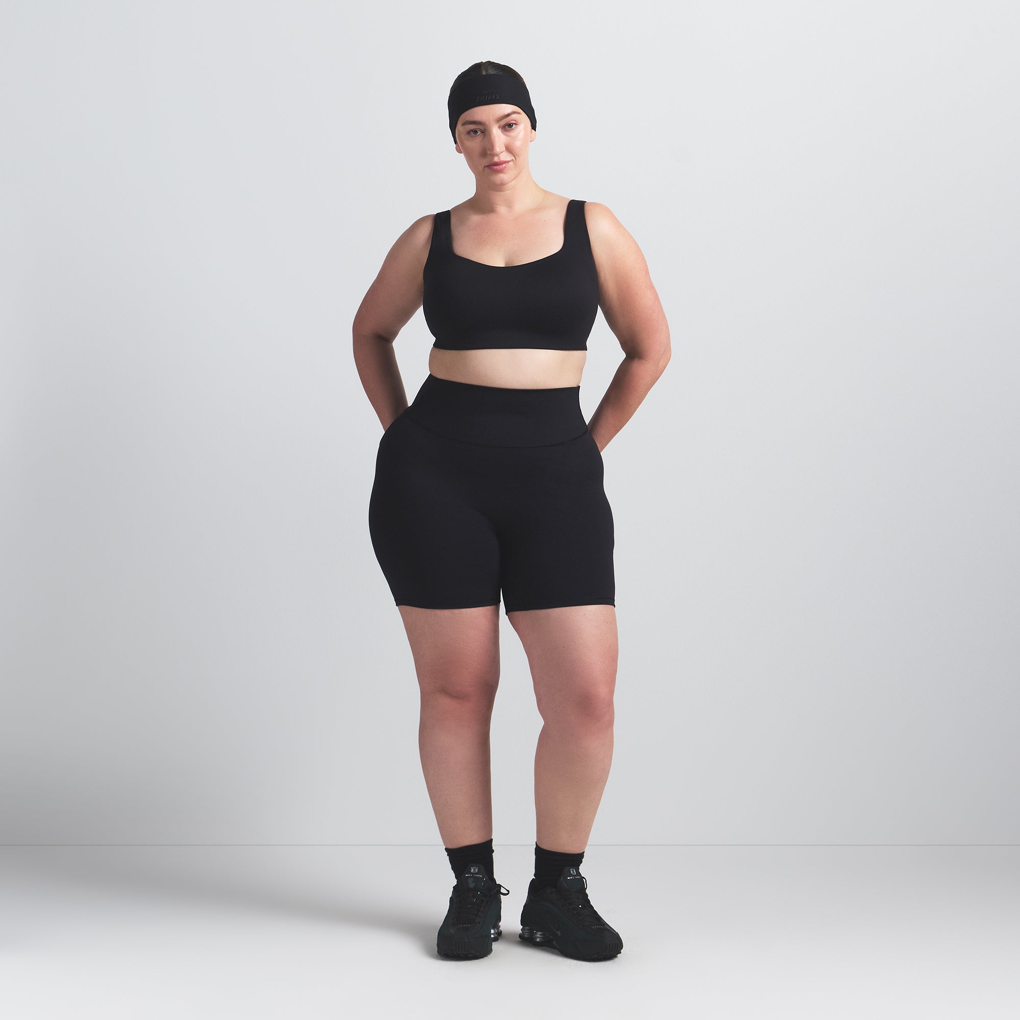 NikeSKIMS MATTE SCOOP NECK BRA | OBSIDIAN - Sneaker Türkiye