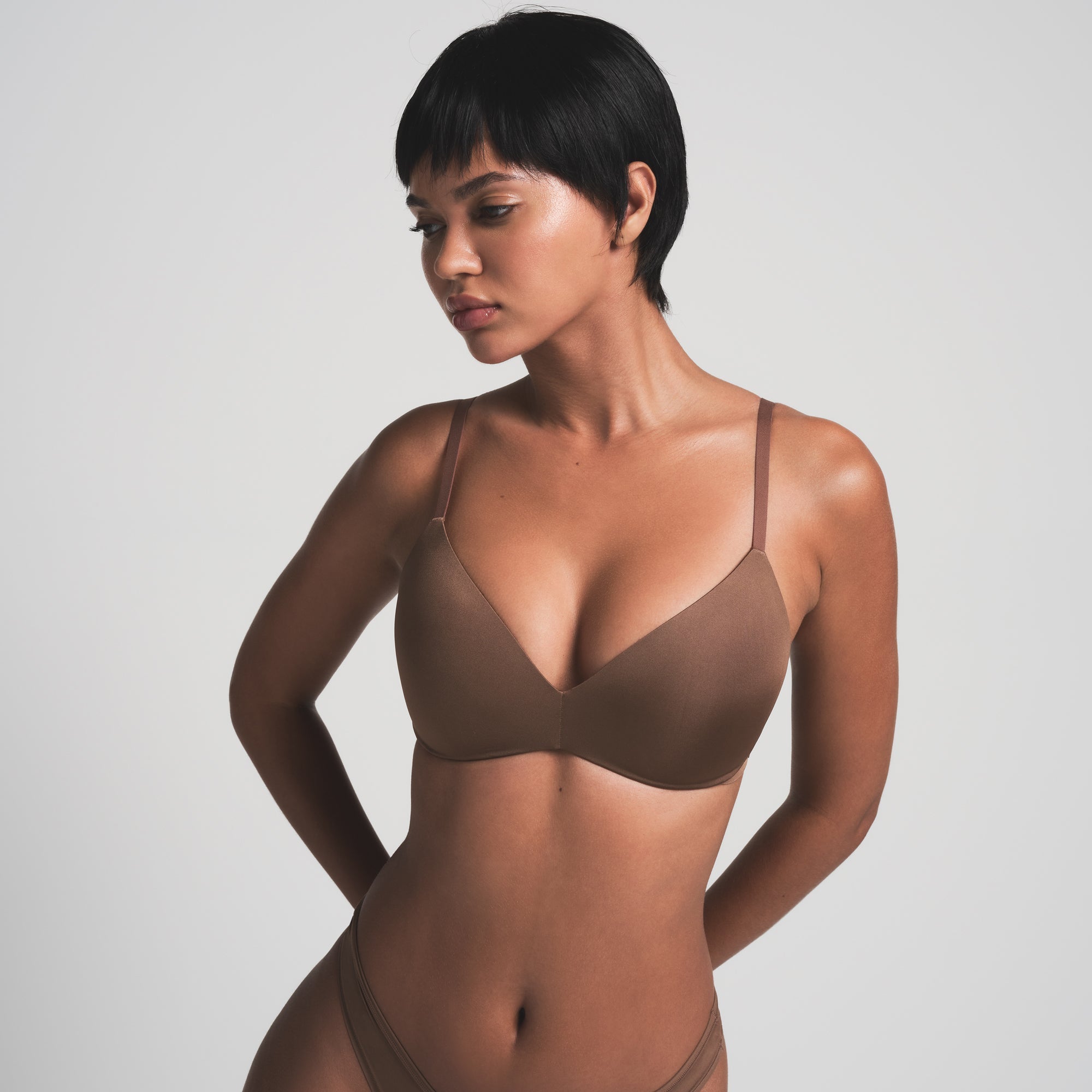 SKIMS WIRELESS FORM PUSH-UP PLUNGE BRA | JASPER - Sneaker Türkiye