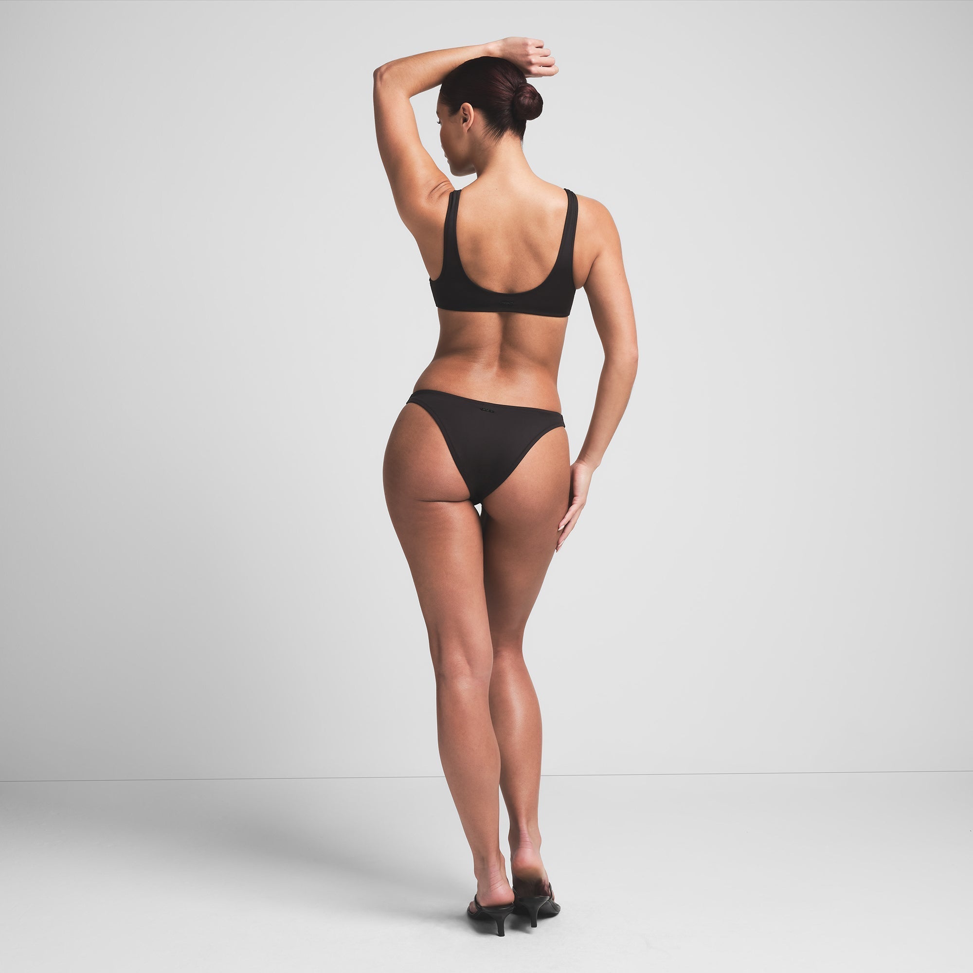 SKIMS SIGNATURE SWIM PLUNGE BIKINI TOP | ONYX - Sneaker Türkiye