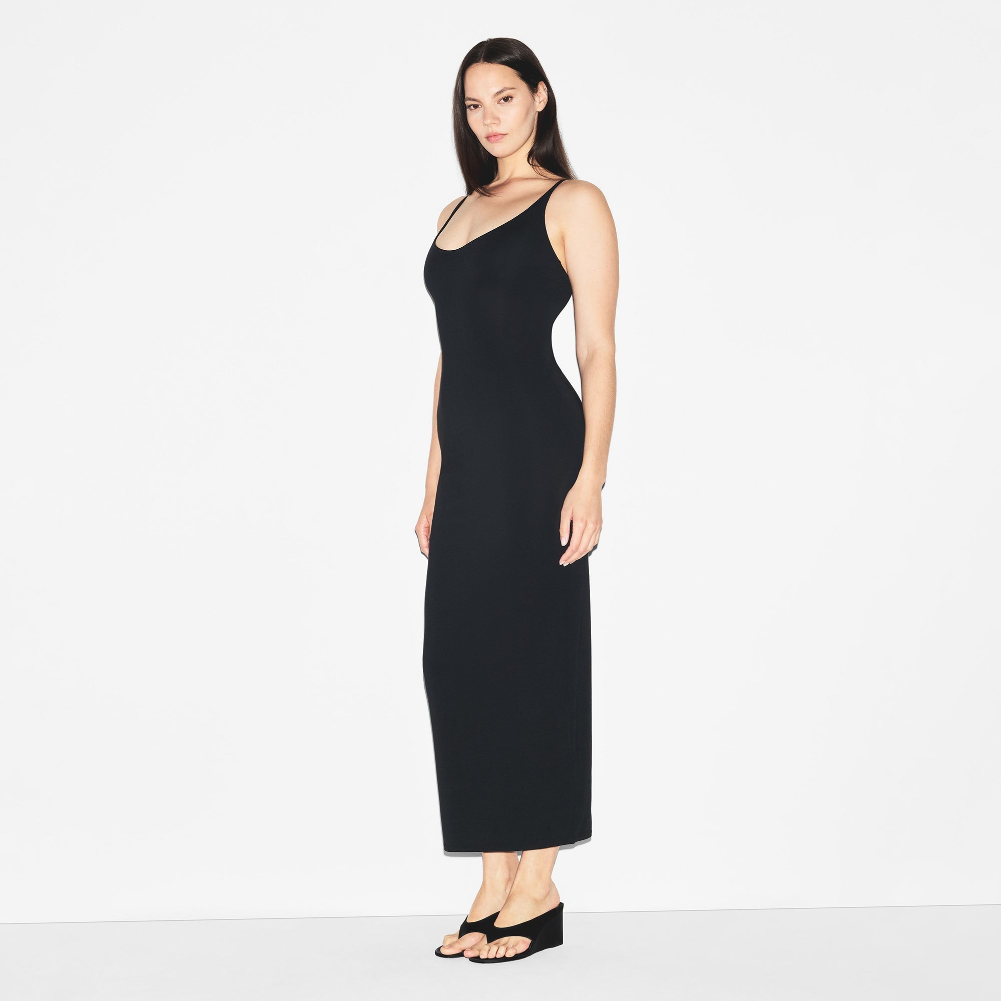 SKIMS SMOOTH LAYERS SCOOP NECK LONG DRESS | OBSIDIAN - Sneaker Türkiye