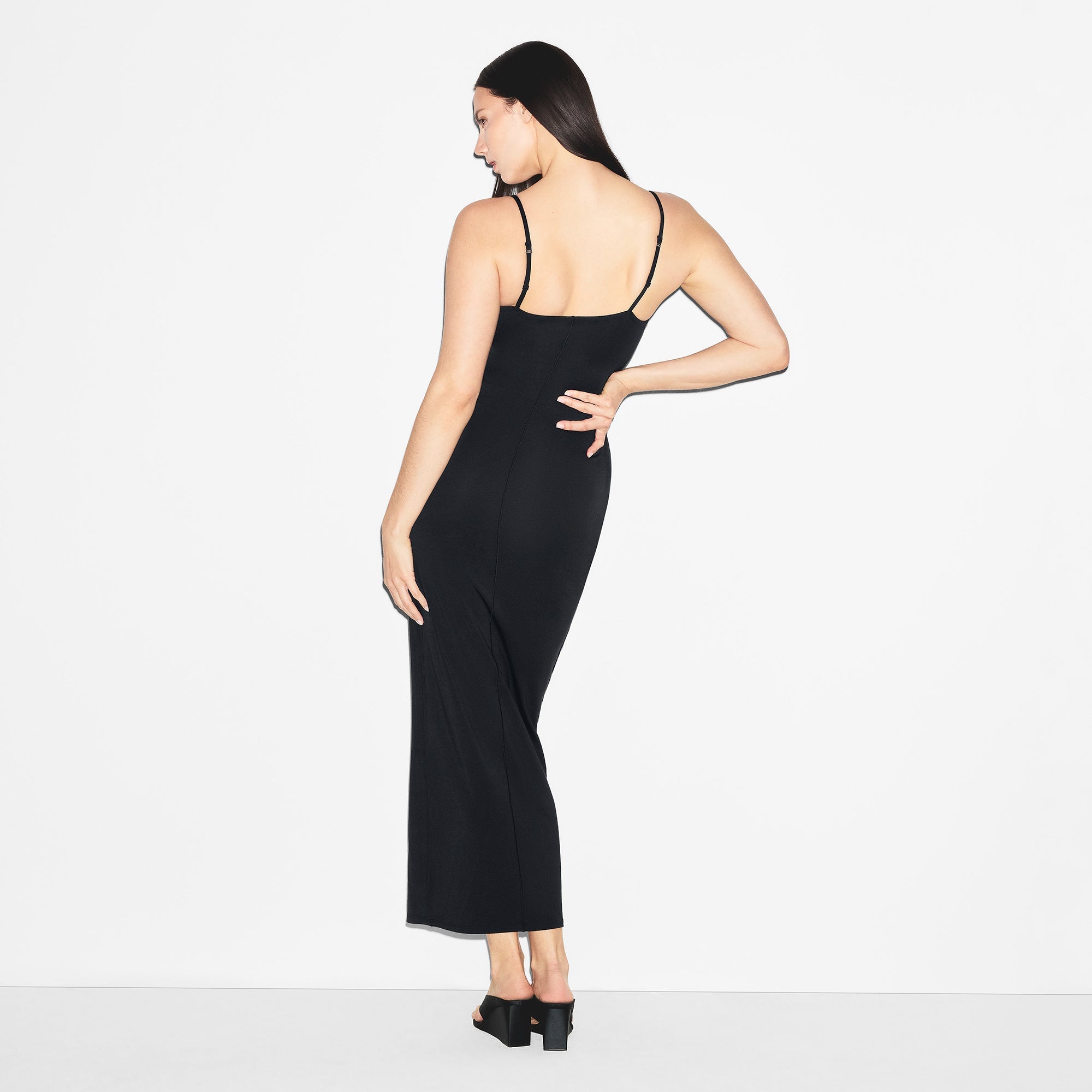 SKIMS SMOOTH LAYERS SCOOP NECK LONG DRESS | OBSIDIAN - Sneaker Türkiye
