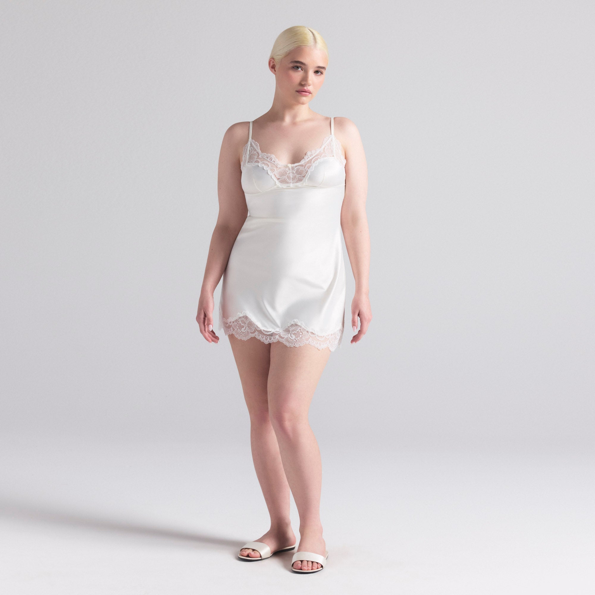 SKIMS WOVEN SHINE LACE SLIP DRESS | IVORY - Sneaker Türkiye