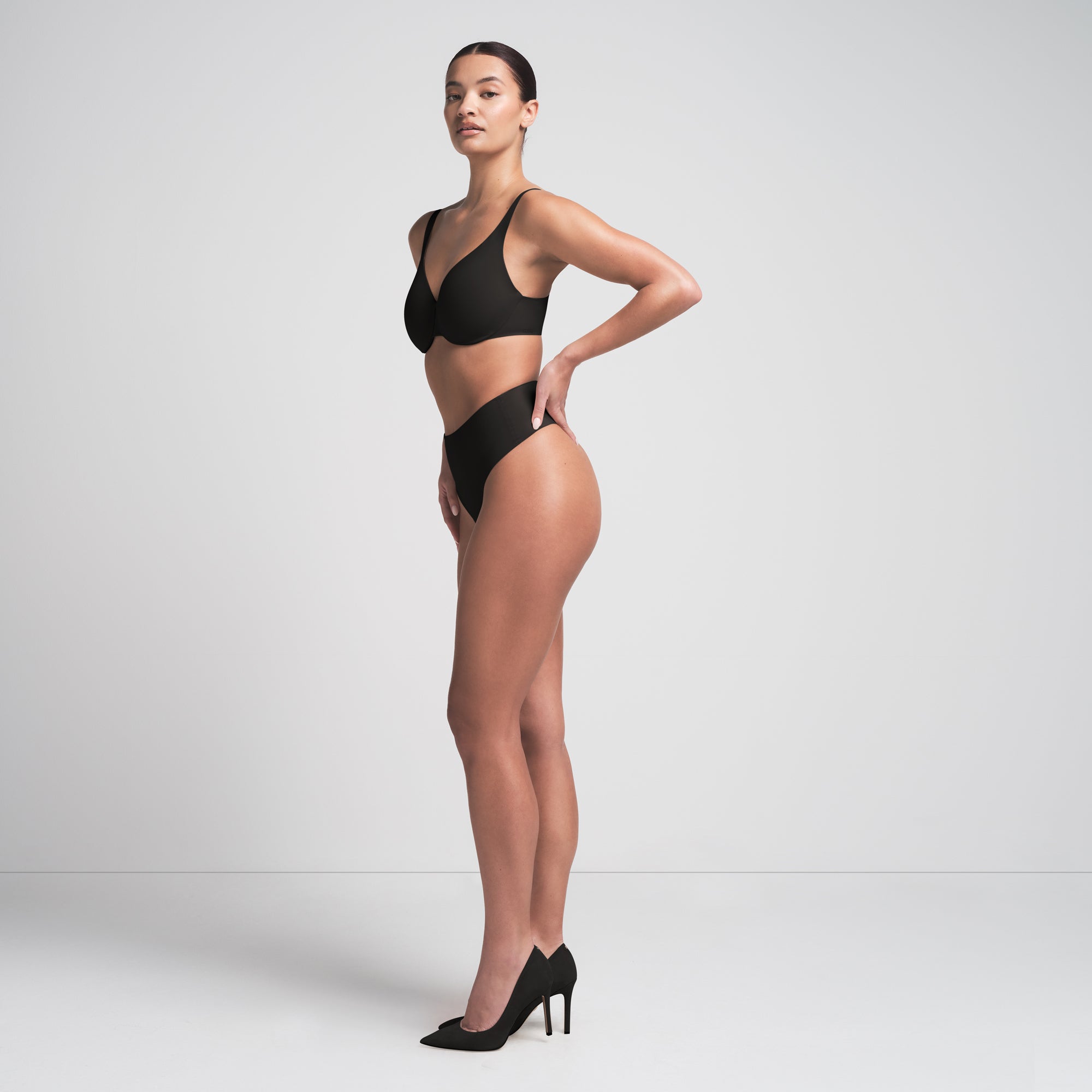 SKIMS SMOOTHING INTIMATES UNLINED MINIMIZER BRA | ONYX - Sneaker Türkiye