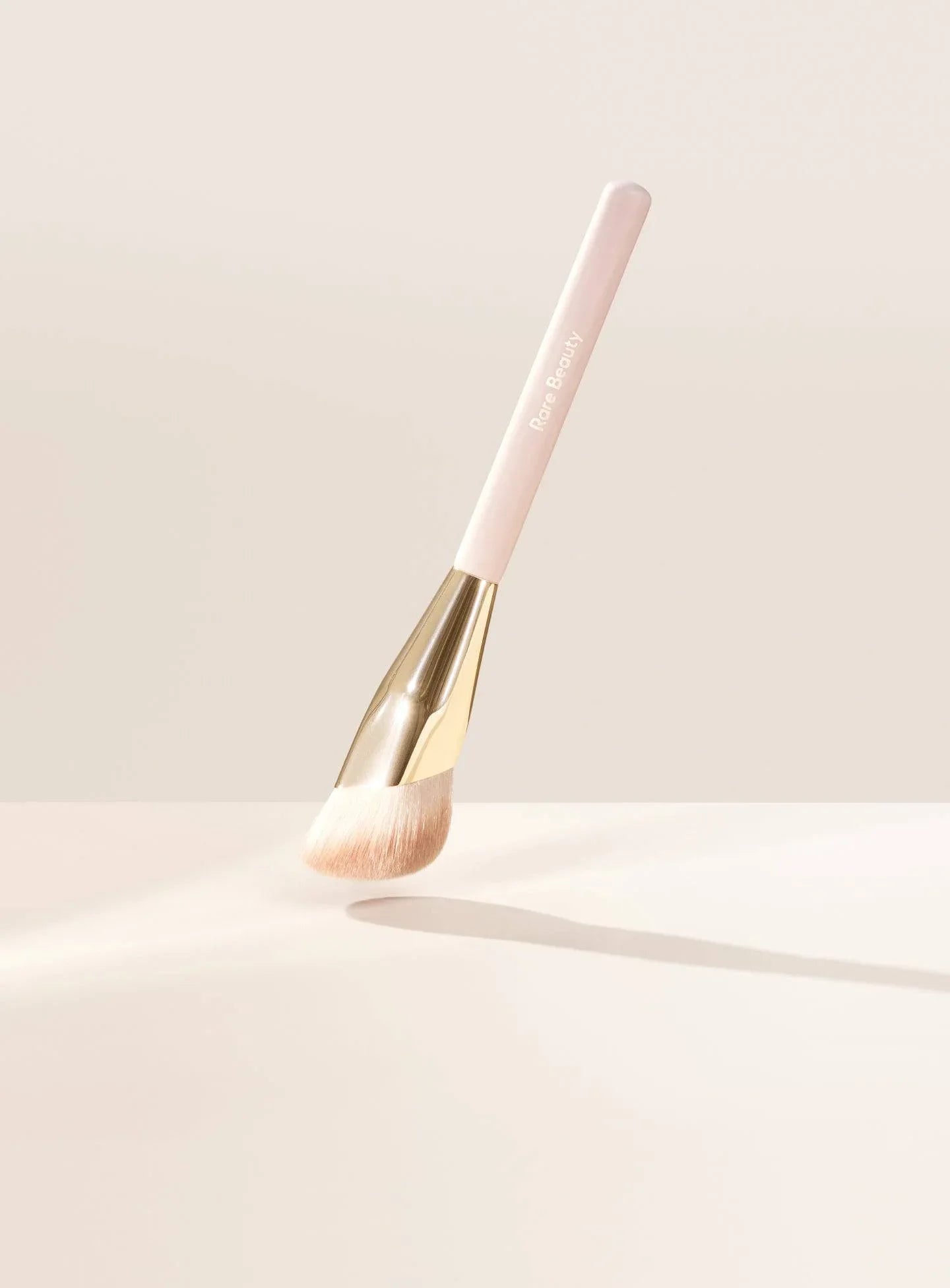Rare Beauty Liquid Touch – Fondöten Fırçası - Sneaker Türkiye