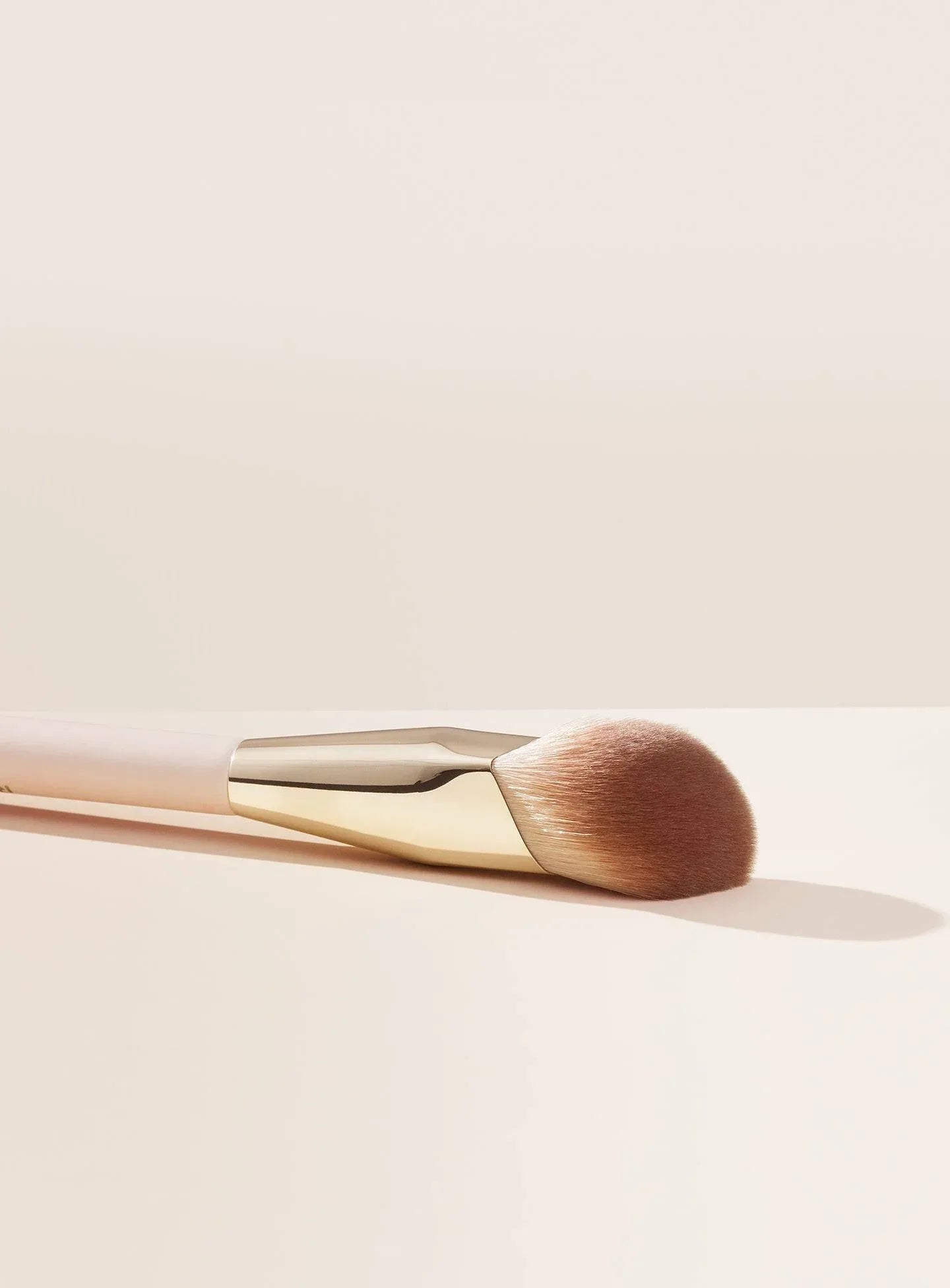 Rare Beauty Liquid Touch – Fondöten Fırçası - Sneaker Türkiye