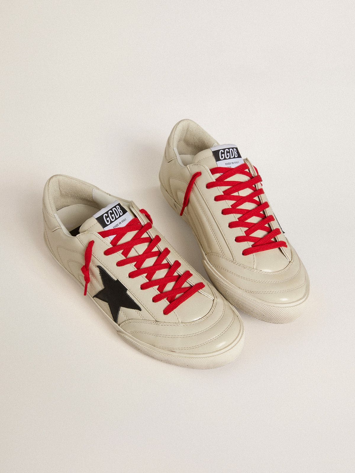 Golden Goose Men’s Super-Star In Glossy White Matelassé Leather With Black Leather Star - Sneaker Türkiye