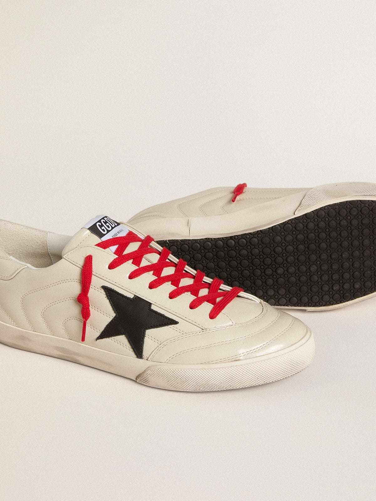 Golden Goose Men’s Super-Star In Glossy White Matelassé Leather With Black Leather Star - Sneaker Türkiye