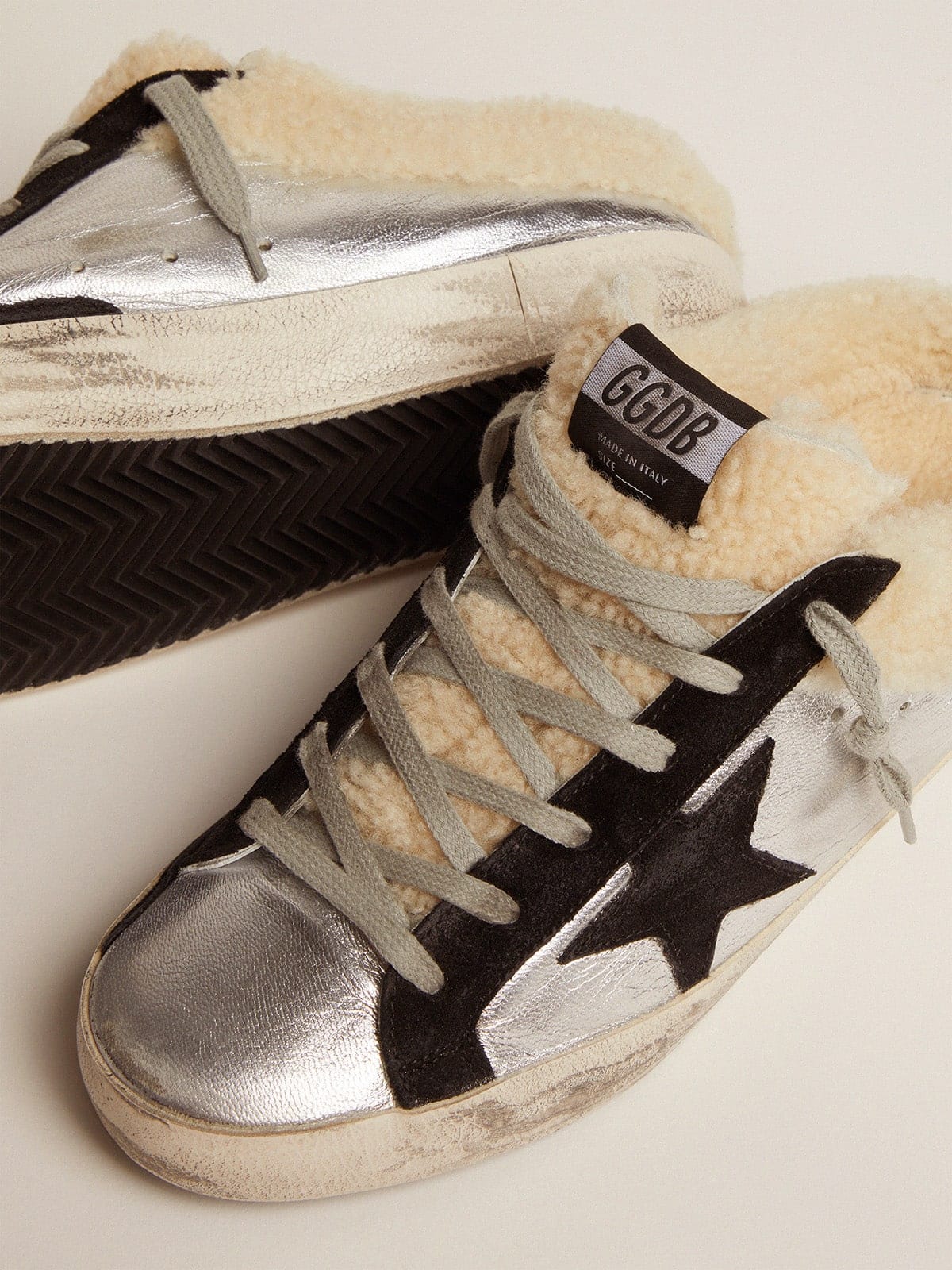 Golden Goose Women’s Super-Star Sabot In Silver Laminated Leather With Black Star - Sneaker Türkiye