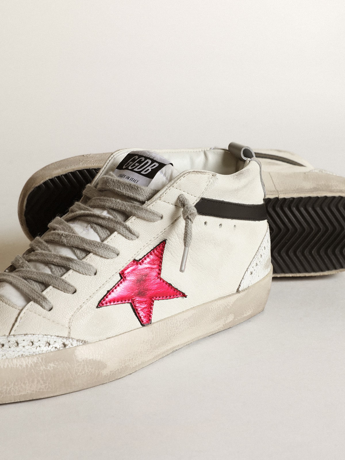 Golden Goose Mid Star With A Pink Laminated Leather Star And Black Flash - Sneaker Türkiye