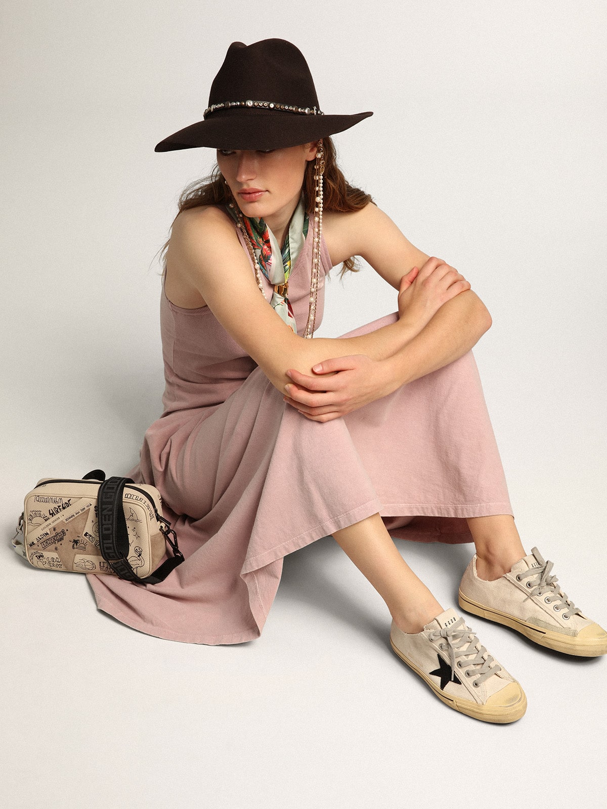 Golden Goose Women’s V-Star With Black Suede Star And Embroidered Lettering - Sneaker Türkiye