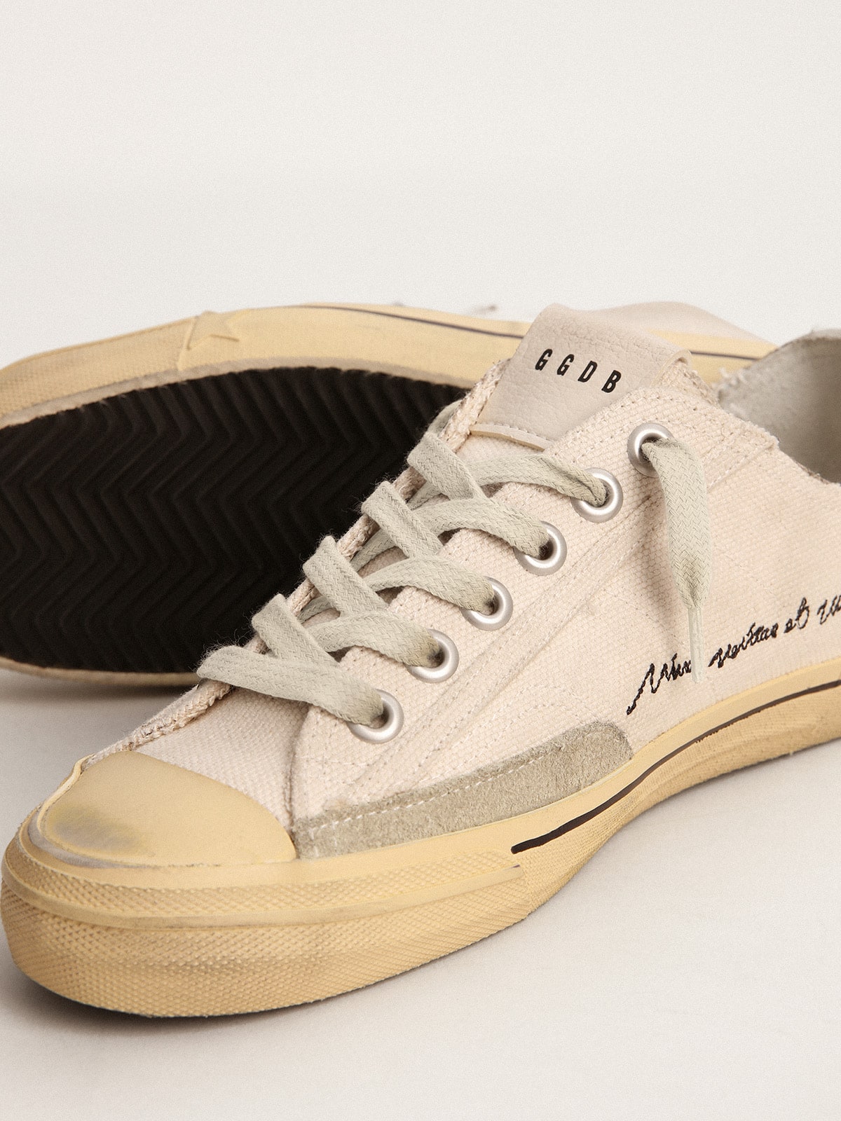 Golden Goose Women’s V-Star With Black Suede Star And Embroidered Lettering - Sneaker Türkiye