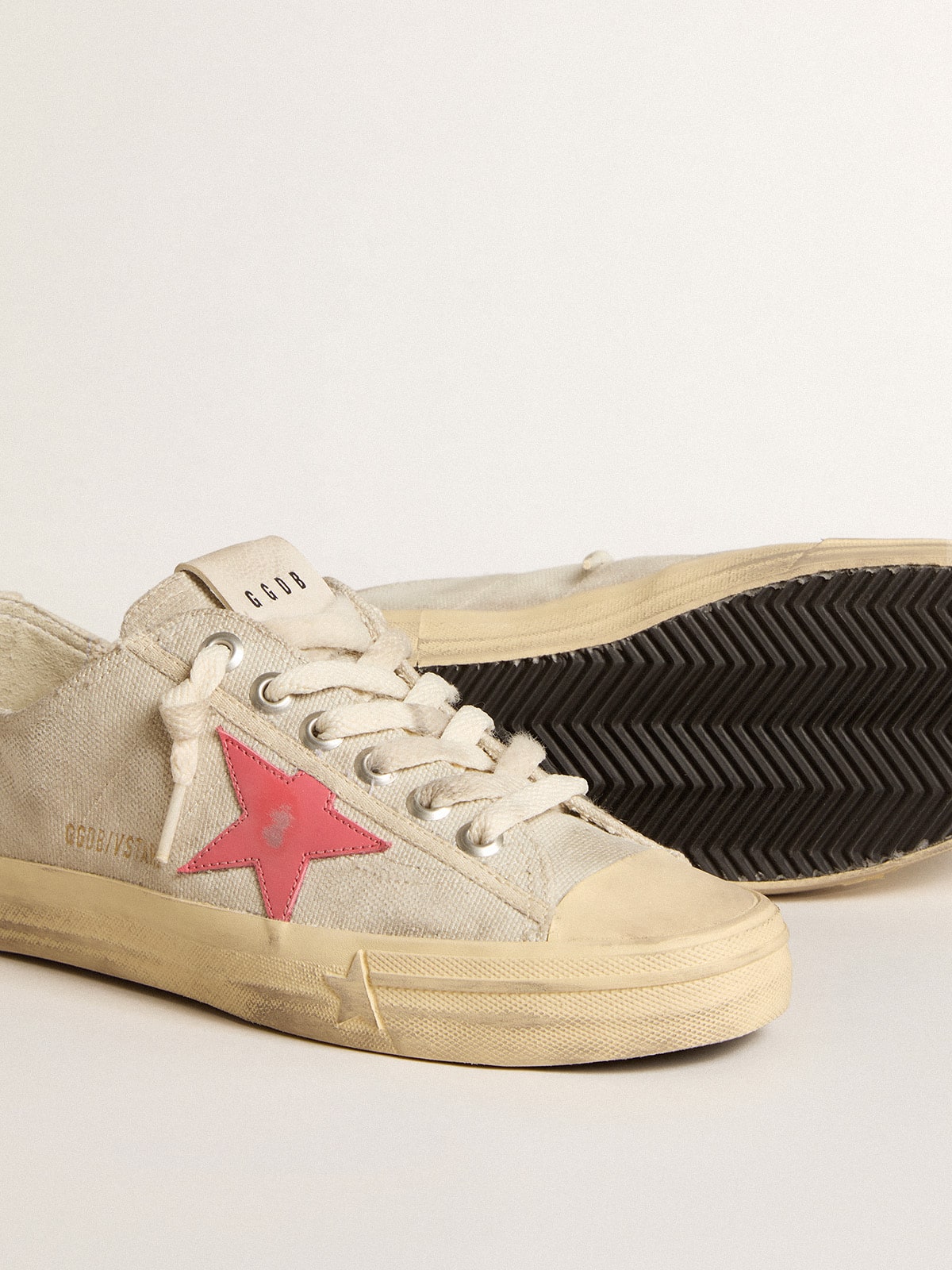 Golden Goose Women’s V-Star In Light Gray Canvas With A Red Leather Star - Sneaker Türkiye
