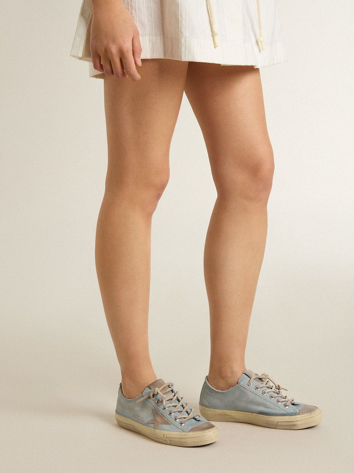 Golden Goose Women’s V-Star In Light Blue Canvas With Dove-Gray Leather Star - Sneaker Türkiye
