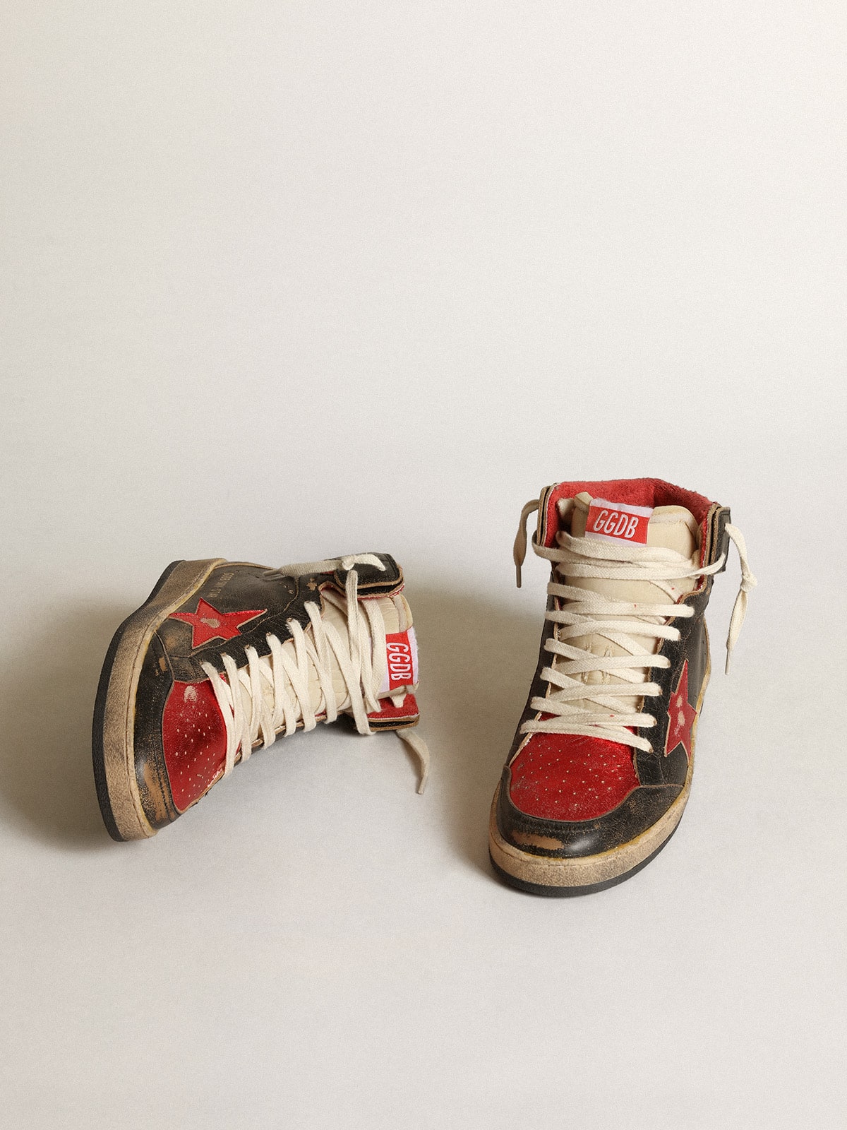 Golden Goose Women’s Sky-Star In Black Glossy Leather With Red Star - Sneaker Türkiye