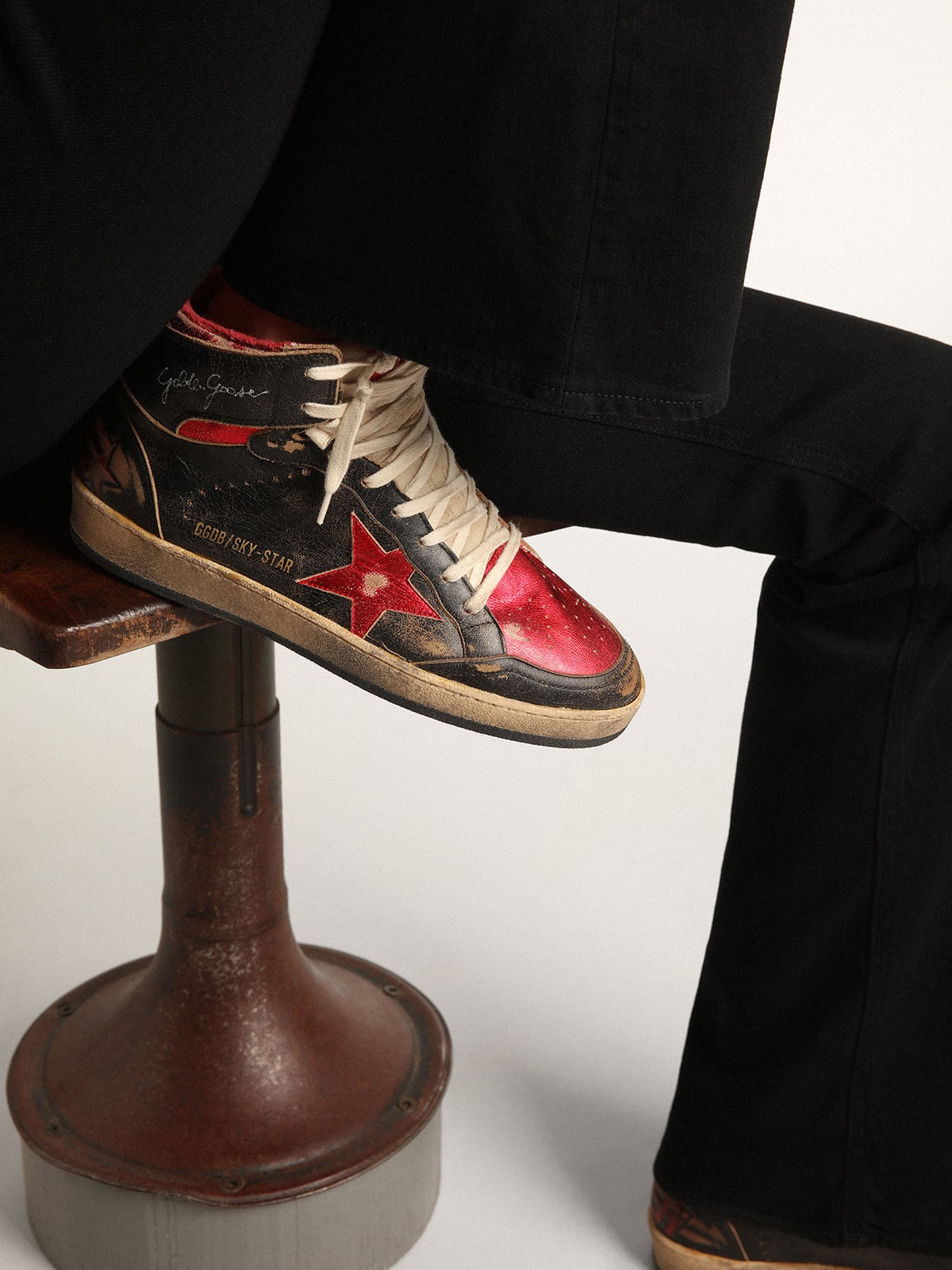 Golden Goose Women’s Sky-Star In Black Glossy Leather With Red Star - Sneaker Türkiye