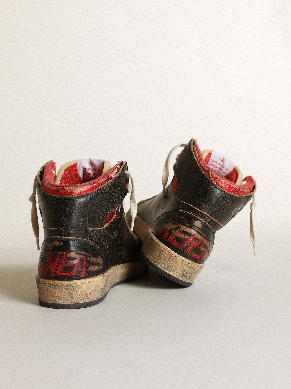Golden Goose Women’s Sky-Star In Black Glossy Leather With Red Star - Sneaker Türkiye