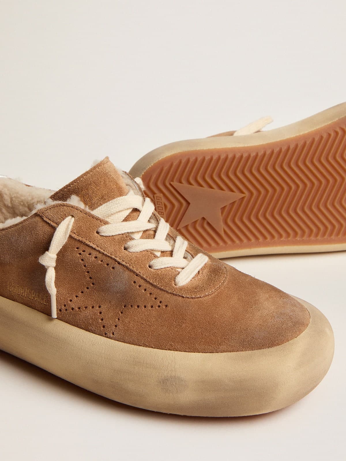 Golden Goose Women’s Space-Star Shoes In Tobacco-Colored Suede With Shearling Lining - Sneaker Türkiye