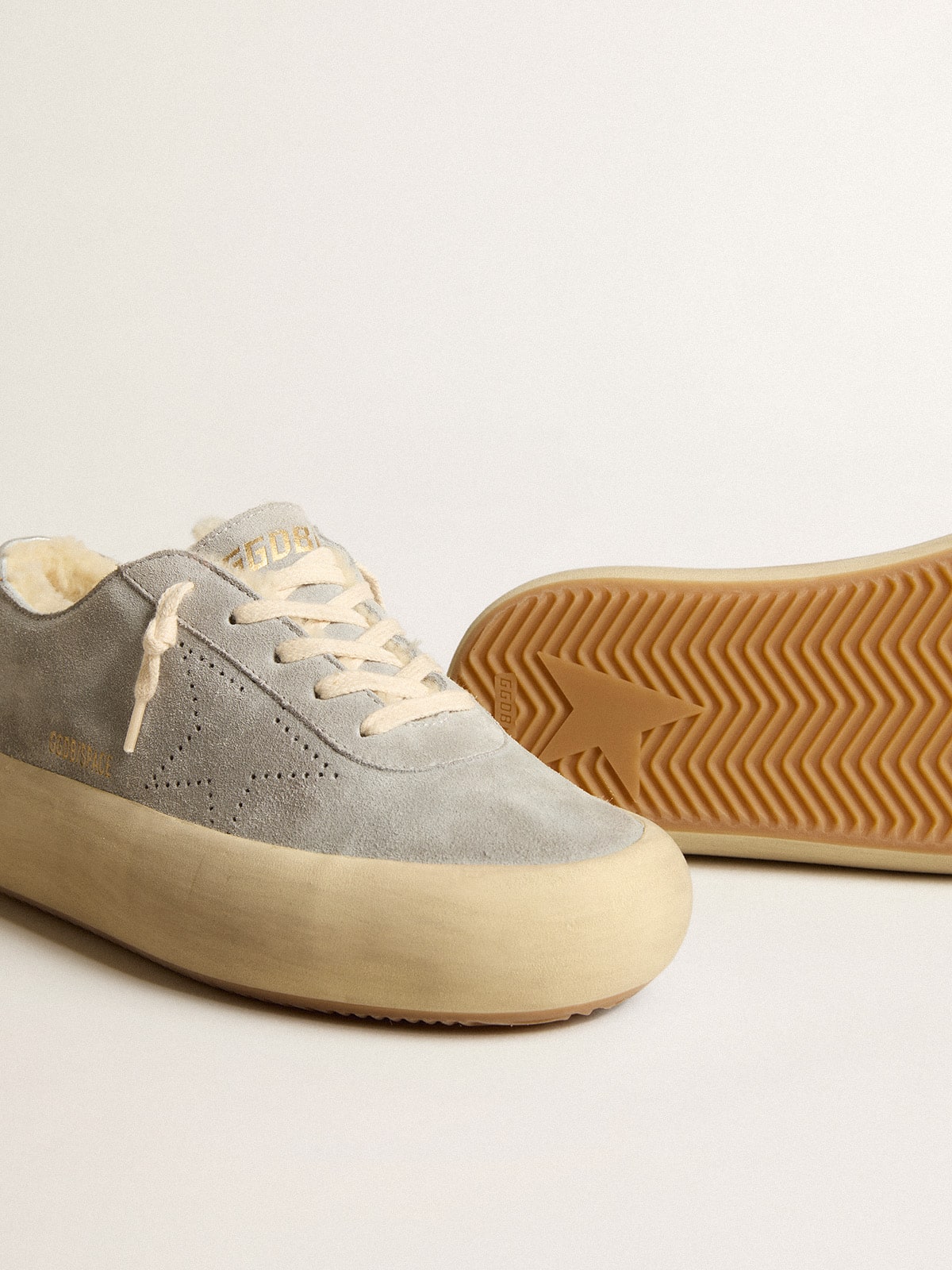 Golden Goose Women’s Space-Star Shoes In Ice-Gray Suede With Shearling Lining - Sneaker Türkiye