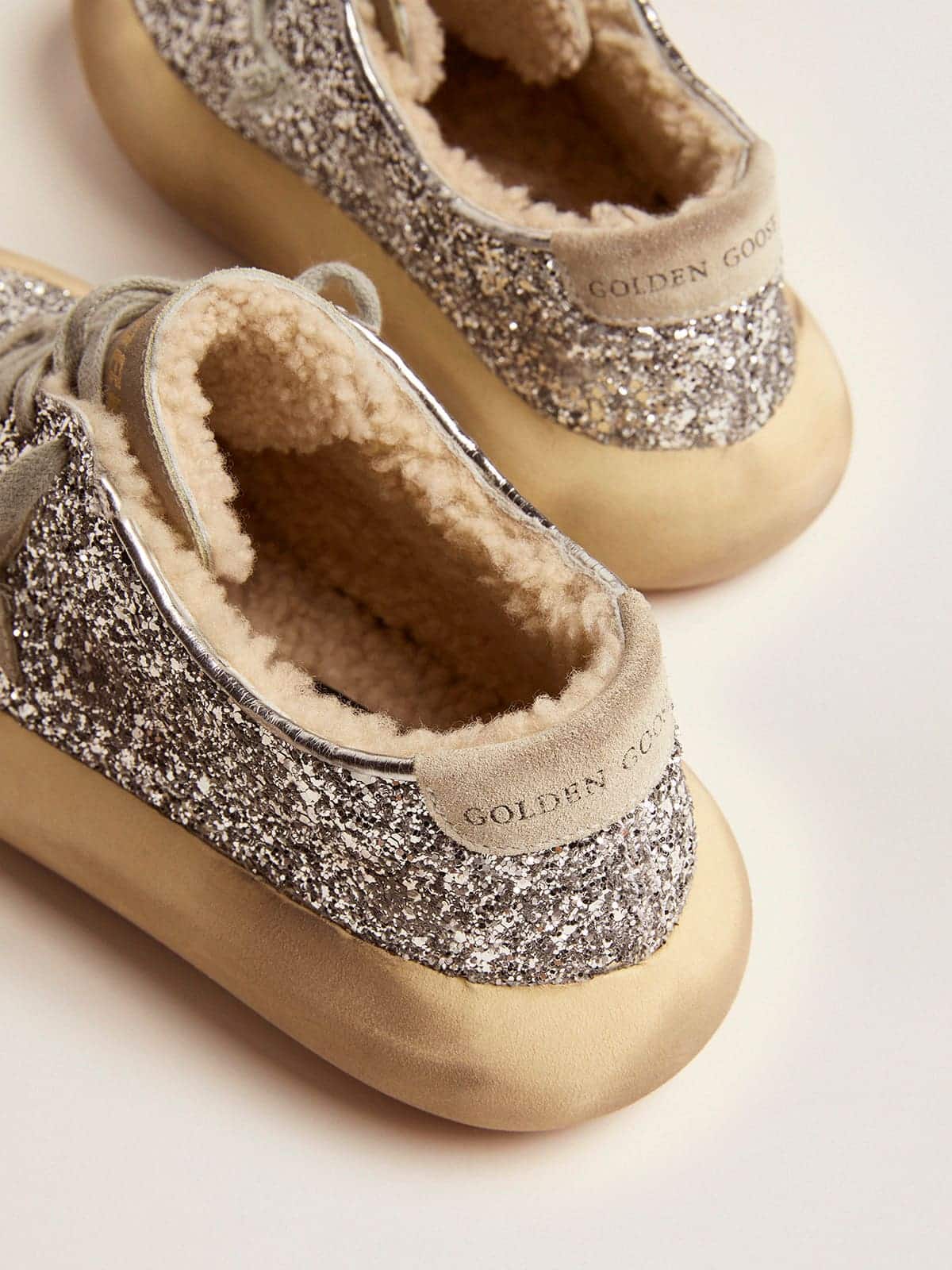 Golden Goose Women’s Space-Star Shoes In Silver Glitter With Shearling Lining - Sneaker Türkiye