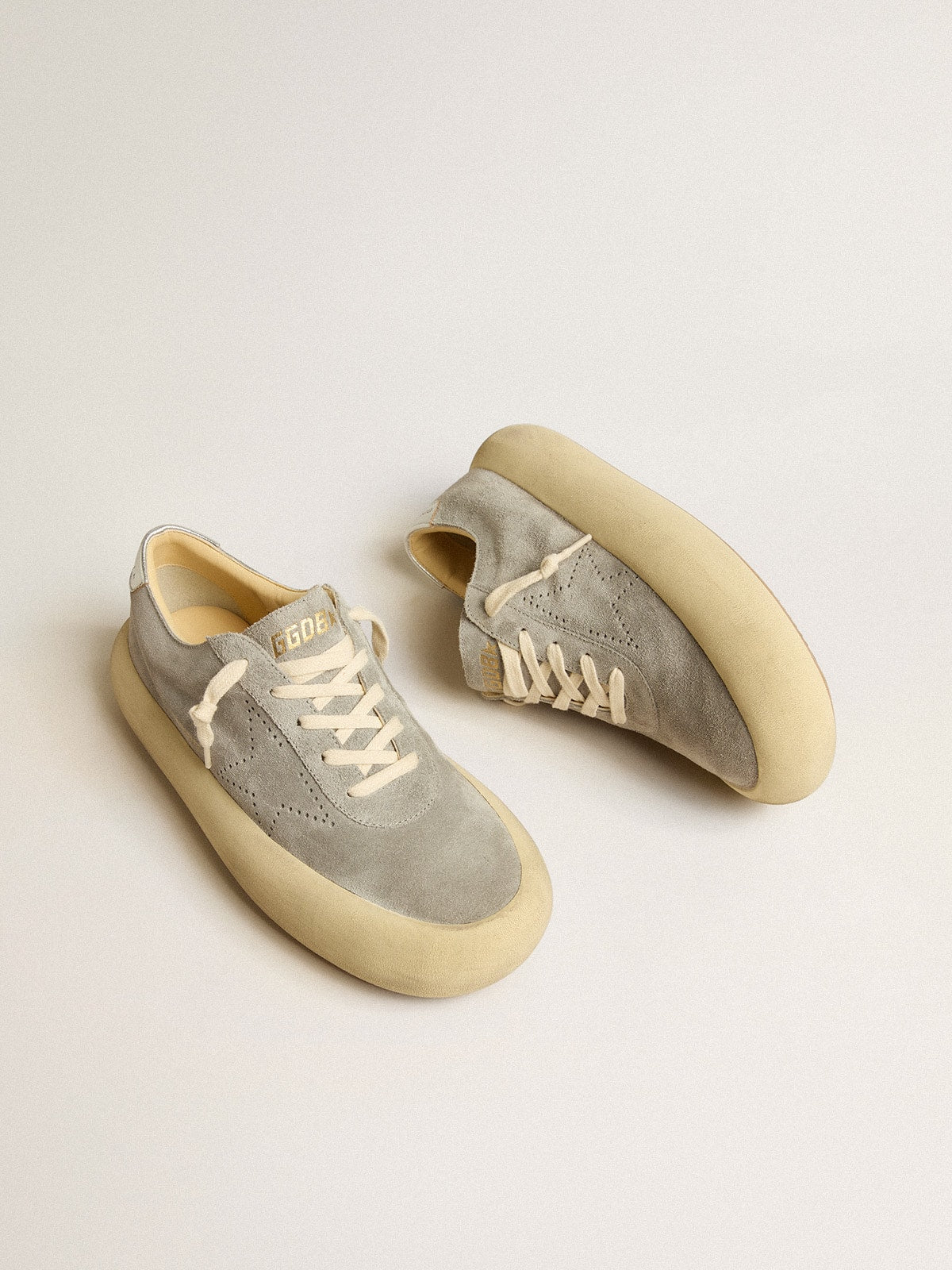 Golden Goose Women’s Space-Star Shoes In Ice-Gray Suede With Perforated Star - Sneaker Türkiye
