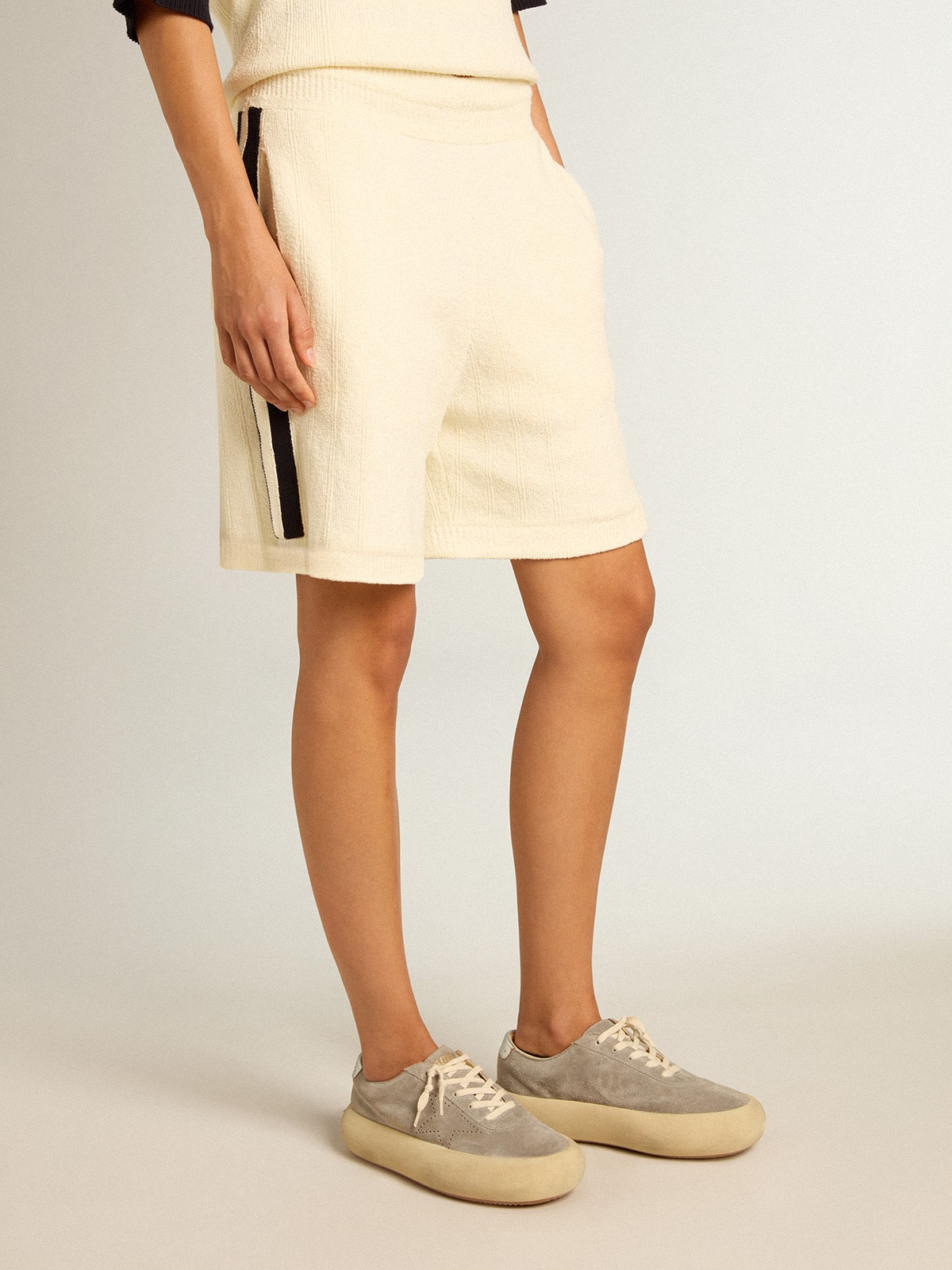 Golden Goose Women’s Space-Star Shoes In Ice-Gray Suede With Perforated Star - Sneaker Türkiye