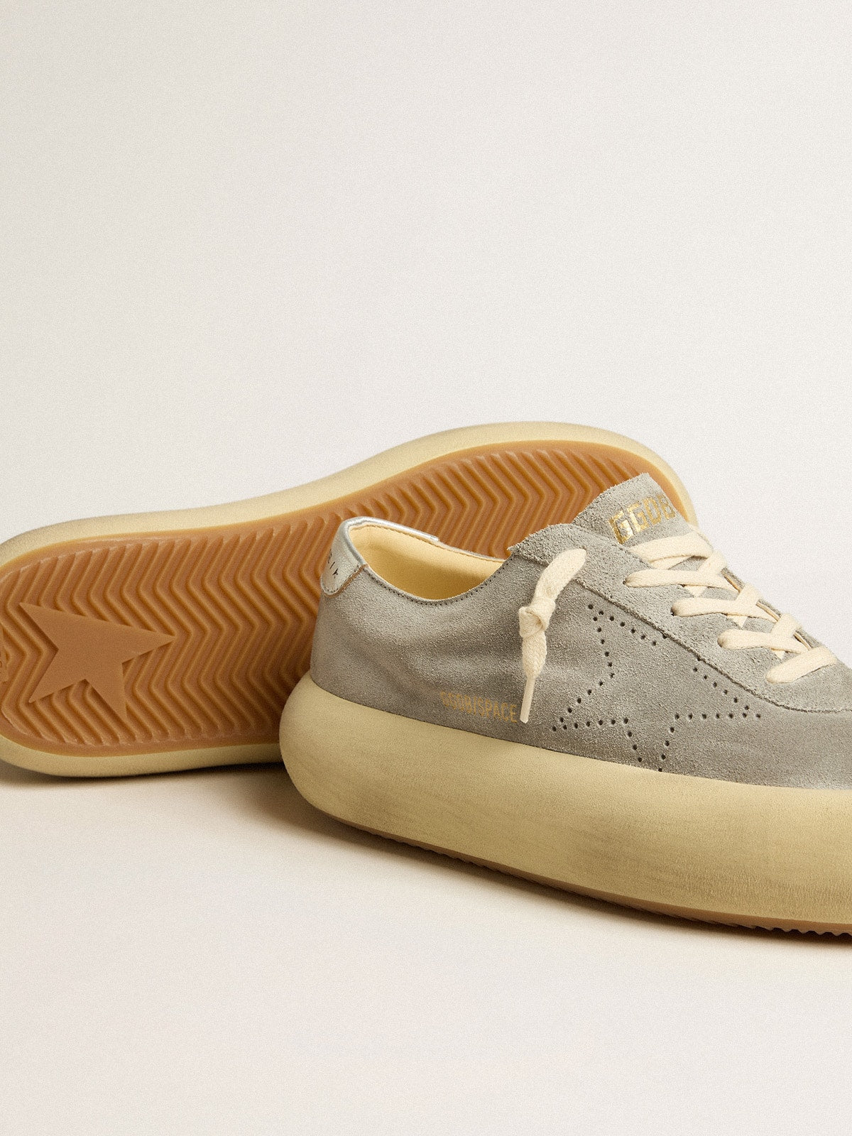 Golden Goose Women’s Space-Star Shoes In Ice-Gray Suede With Perforated Star - Sneaker Türkiye