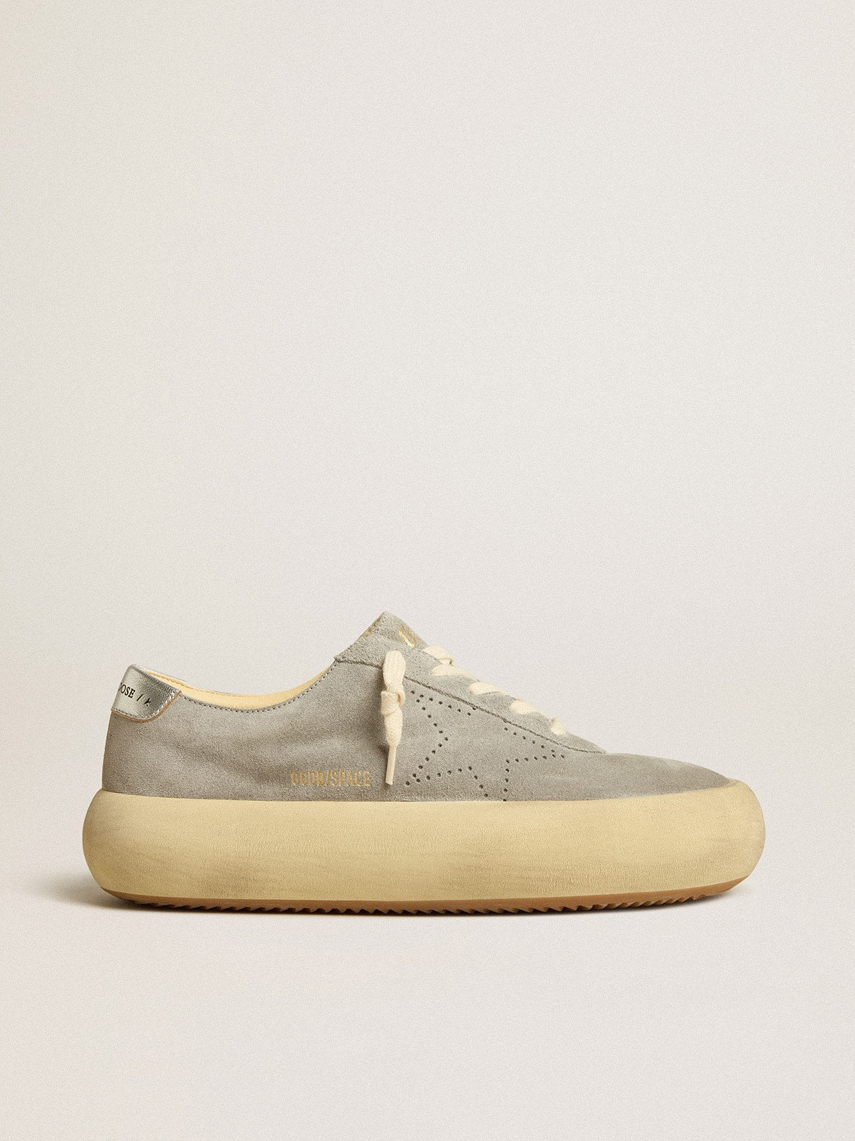 Golden Goose Women’s Space-Star Shoes In Ice-Gray Suede With Perforated Star - Sneaker Türkiye