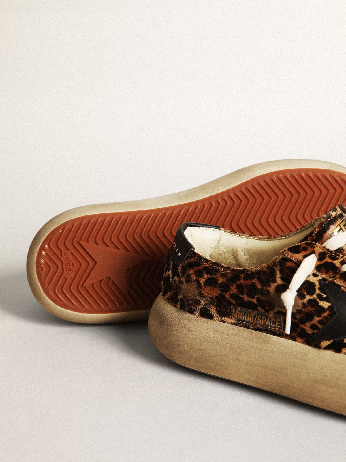 Golden Goose Women’s Space-Star In Leopard Print Pony Skin With Black Star - Sneaker Türkiye
