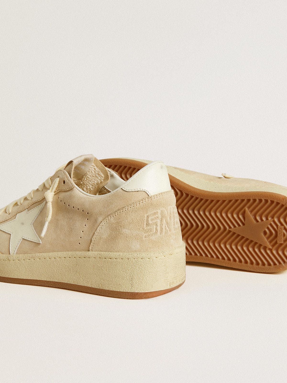 Golden Goose Women’s Ball Star In Beige Suede With White Leather Star And Heel Tab - Sneaker Türkiye