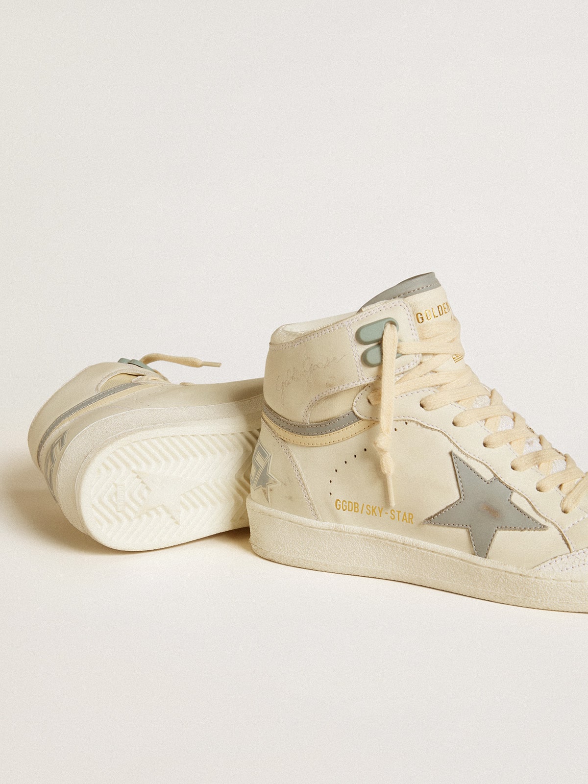 Golden Goose Women’s Sky-Star In Leather With Light Blue Leather Star And White Heel Tab - Sneaker Türkiye